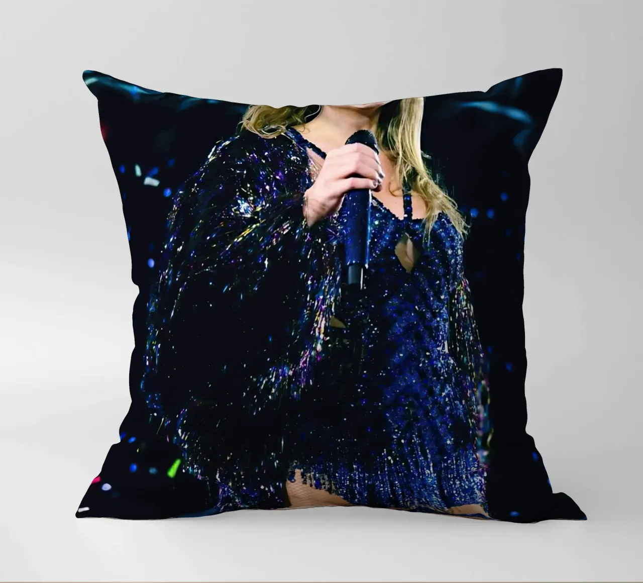 Taylor Swift Singing On Stage cuscino da Musdadad Shop