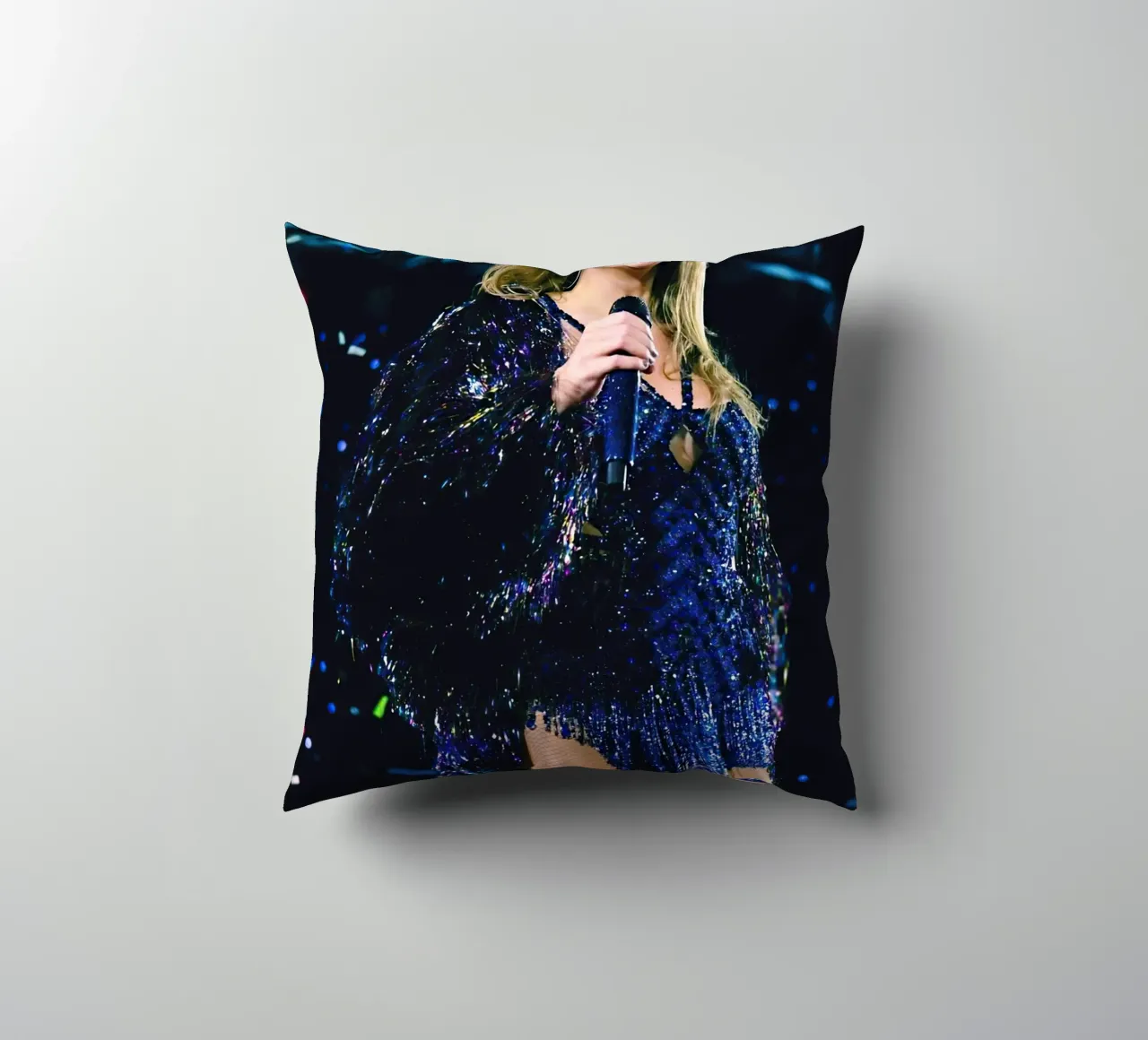 Taylor Swift Singing On Stage cuscino da Musdadad Shop