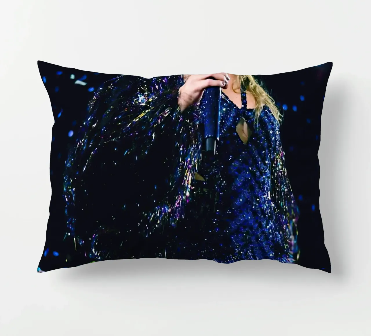Taylor Swift Singing On Stage cuscino da Musdadad Shop