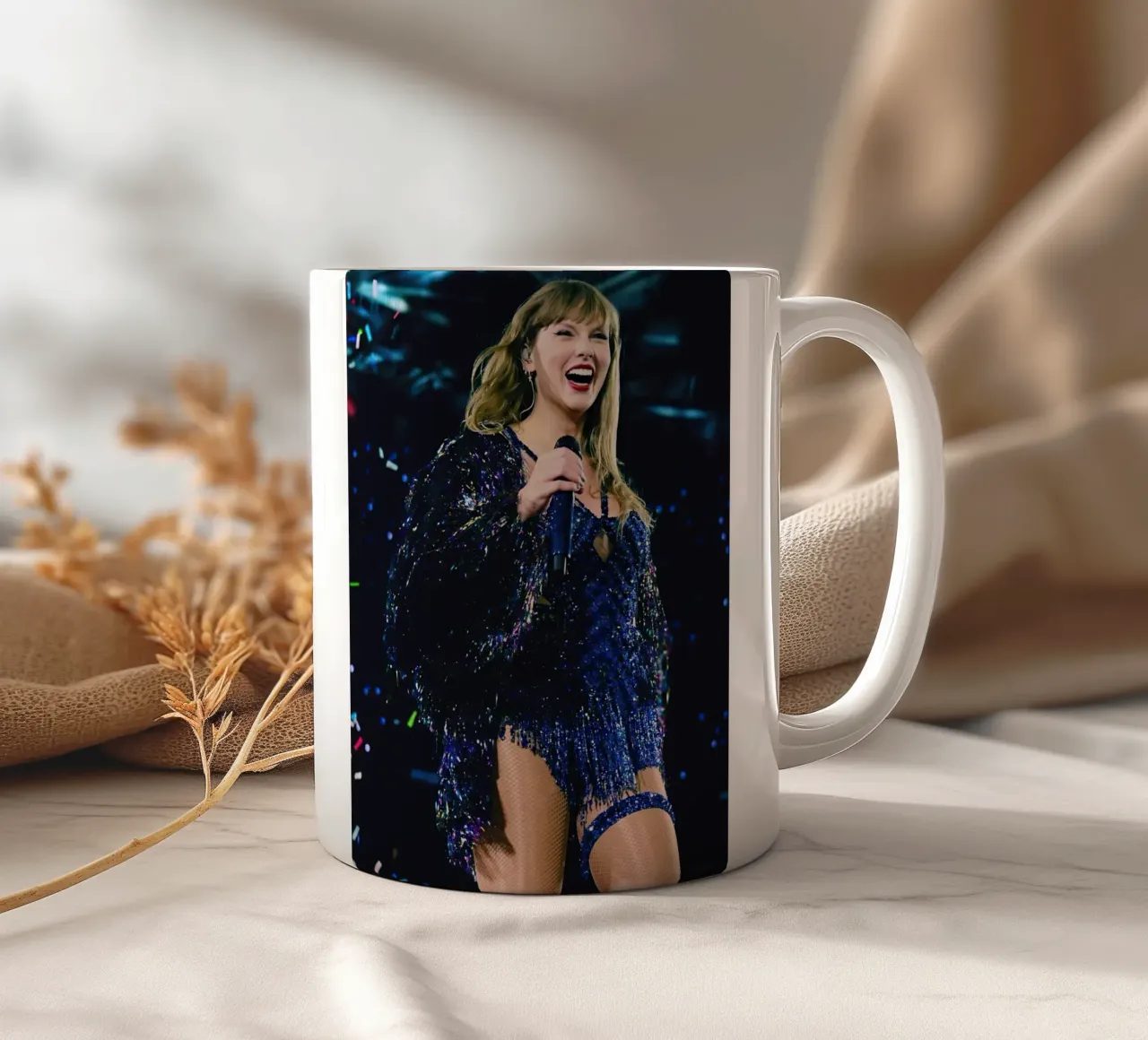 Taylor Swift Singing On Stage tazza in ceramica da Musdadad Shop