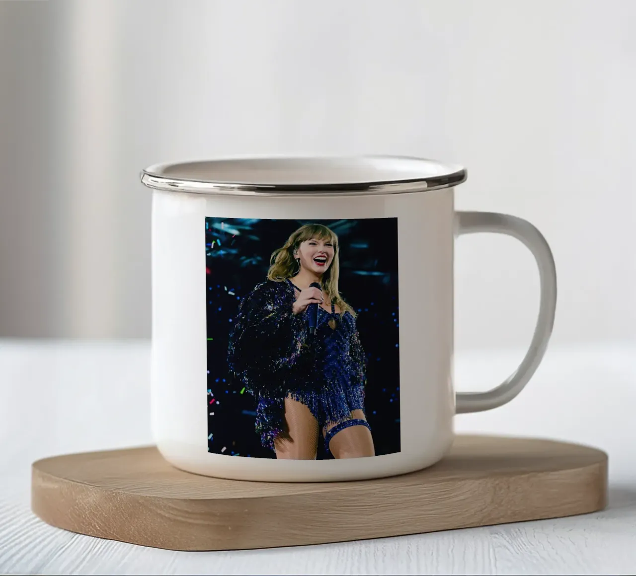 Taylor Swift Singing On Stage tazza in smalto da Musdadad Shop