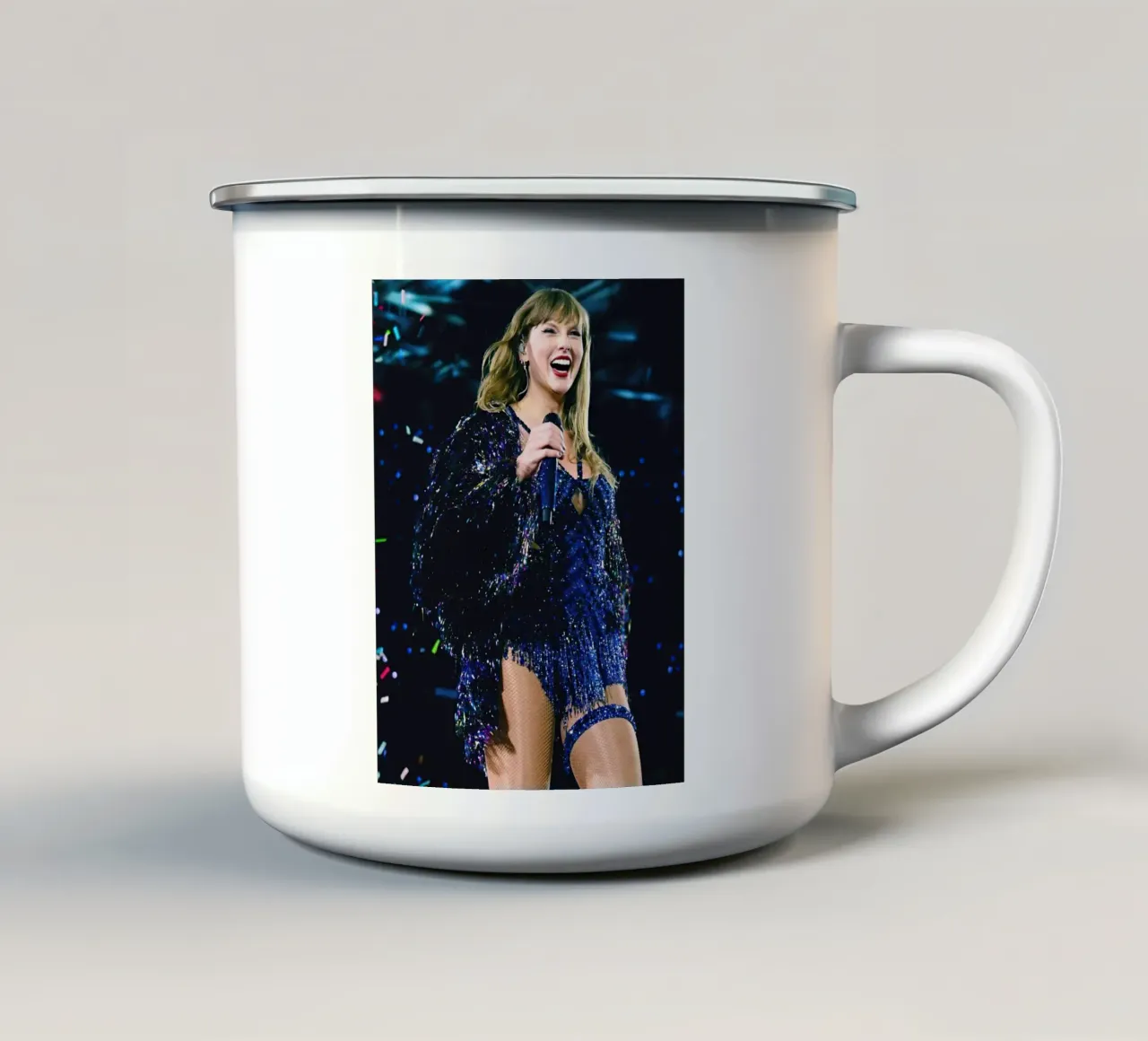 Taylor Swift Singing On Stage tazza in smalto da Musdadad Shop