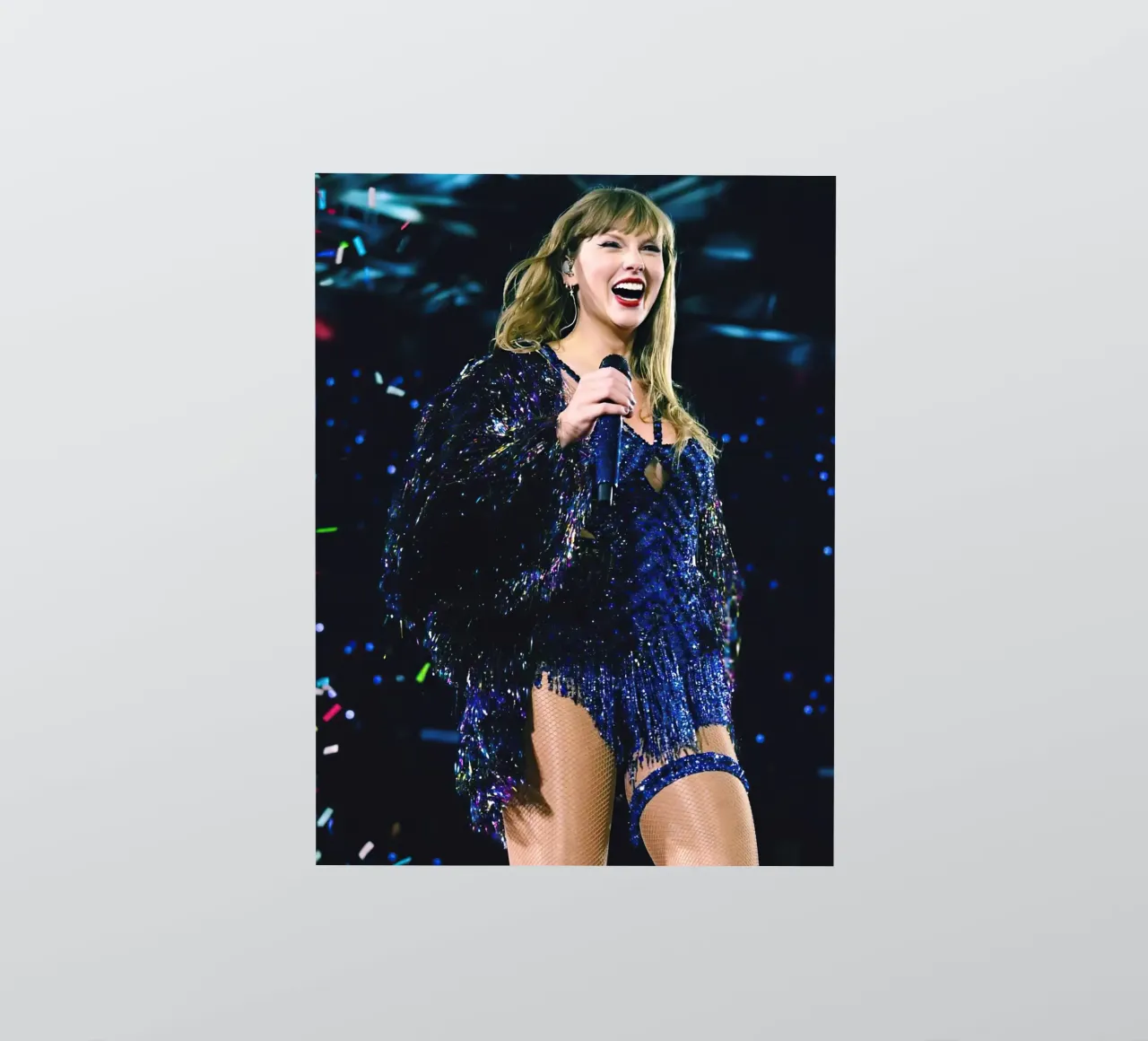 Taylor Swift Singing On Stage adesivo da Musdadad Shop