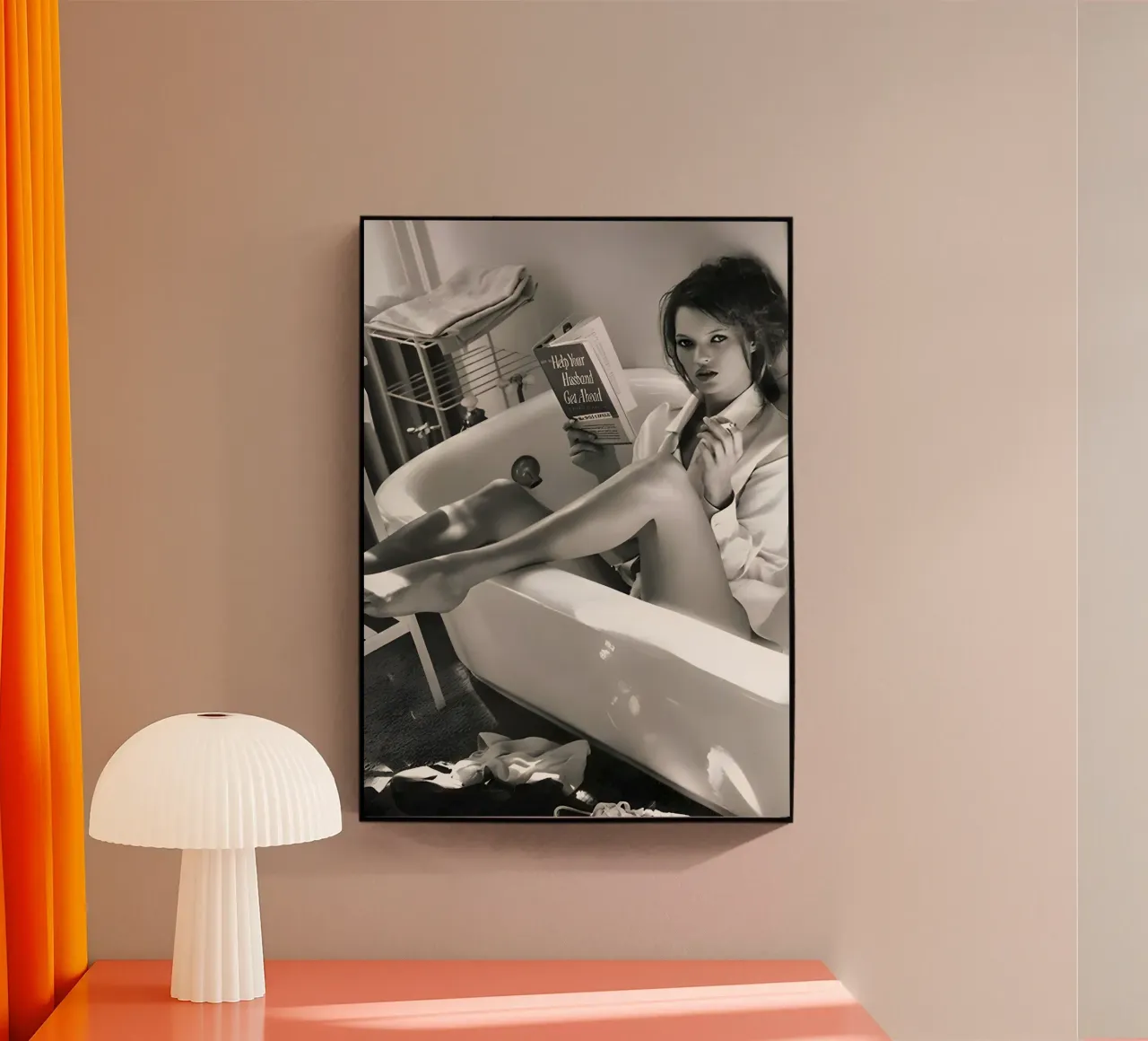 Kate Moss si diverte in bagno plexiglass da Mr.Alexandershop