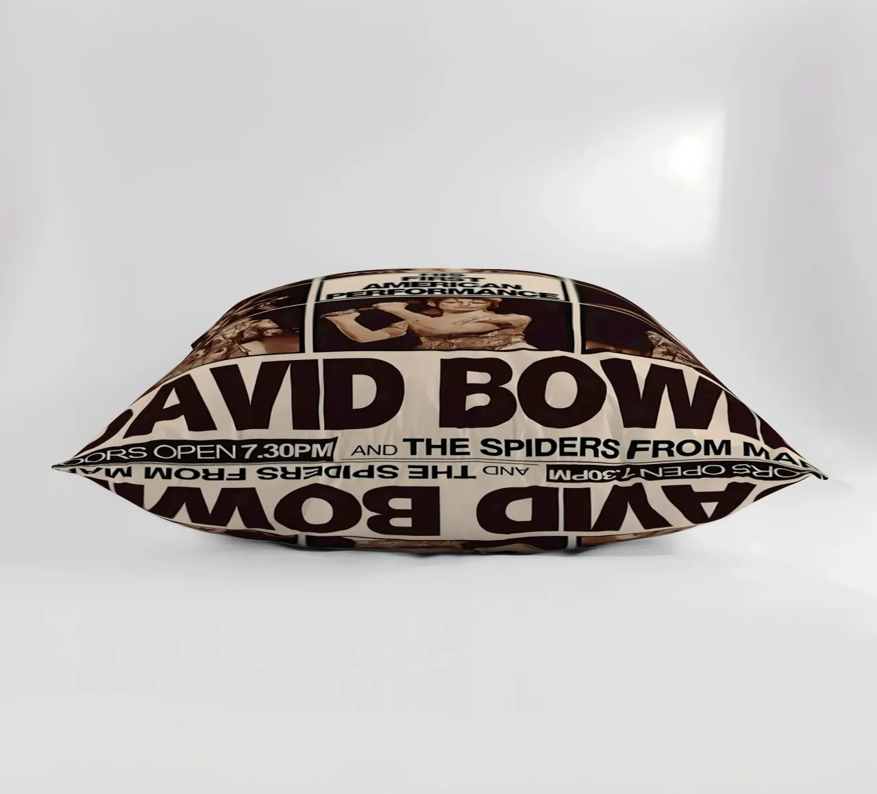 David Bowie 972 First American Concert Poster cuscino da DGUnder