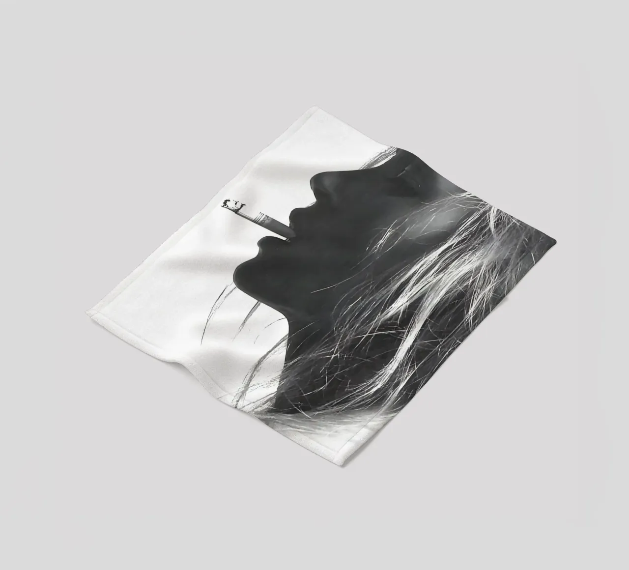 Kate Moss che fuma coperta in pile da Mr.Alexandershop