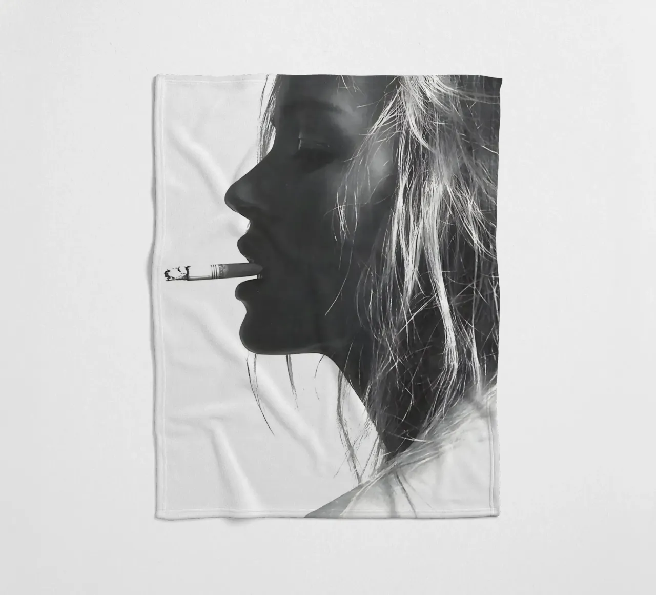 Kate Moss che fuma coperta in pile da Mr.Alexandershop