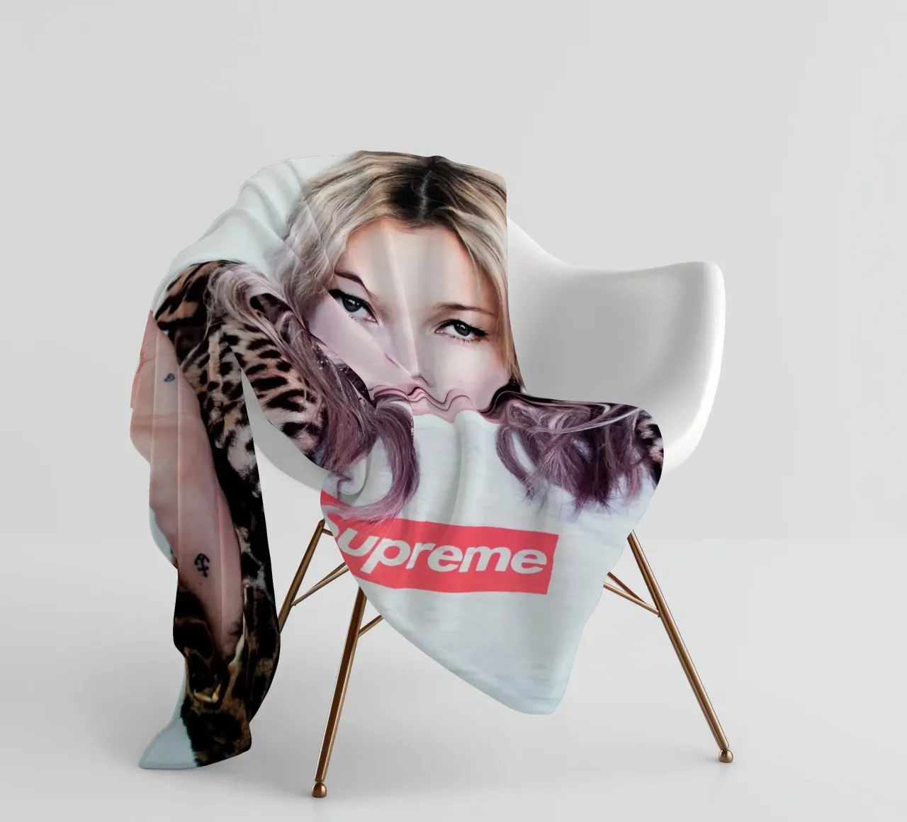 Kate Moss normalizzata coperta in pile da Mr.Alexandershop