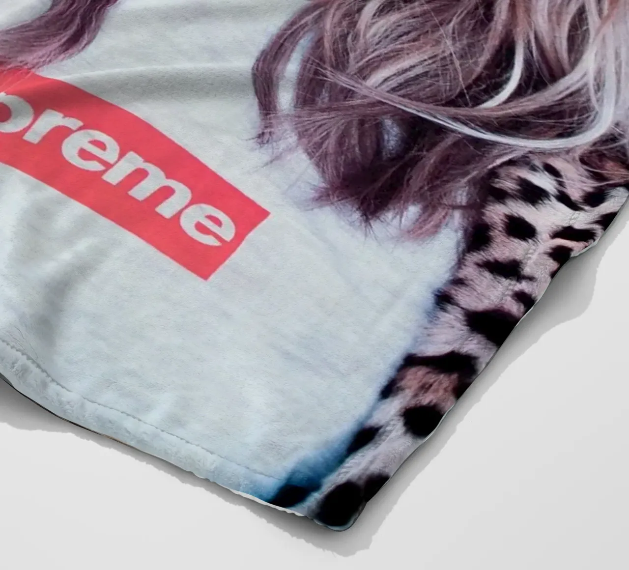 Kate Moss normalizzata coperta in pile da Mr.Alexandershop