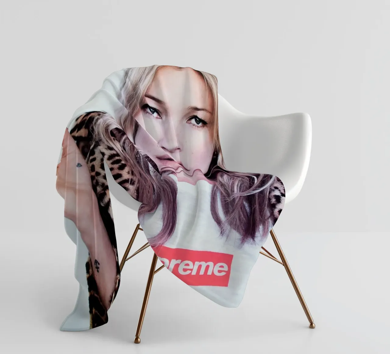 Kate Moss normalizzata coperta in pile da Mr.Alexandershop