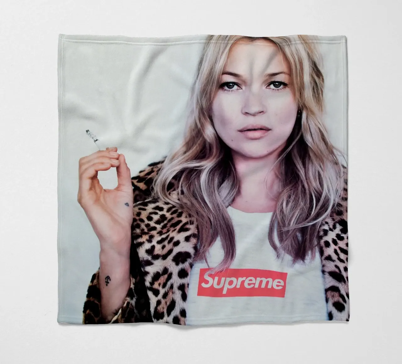 Kate Moss normalizzata coperta in pile da Mr.Alexandershop