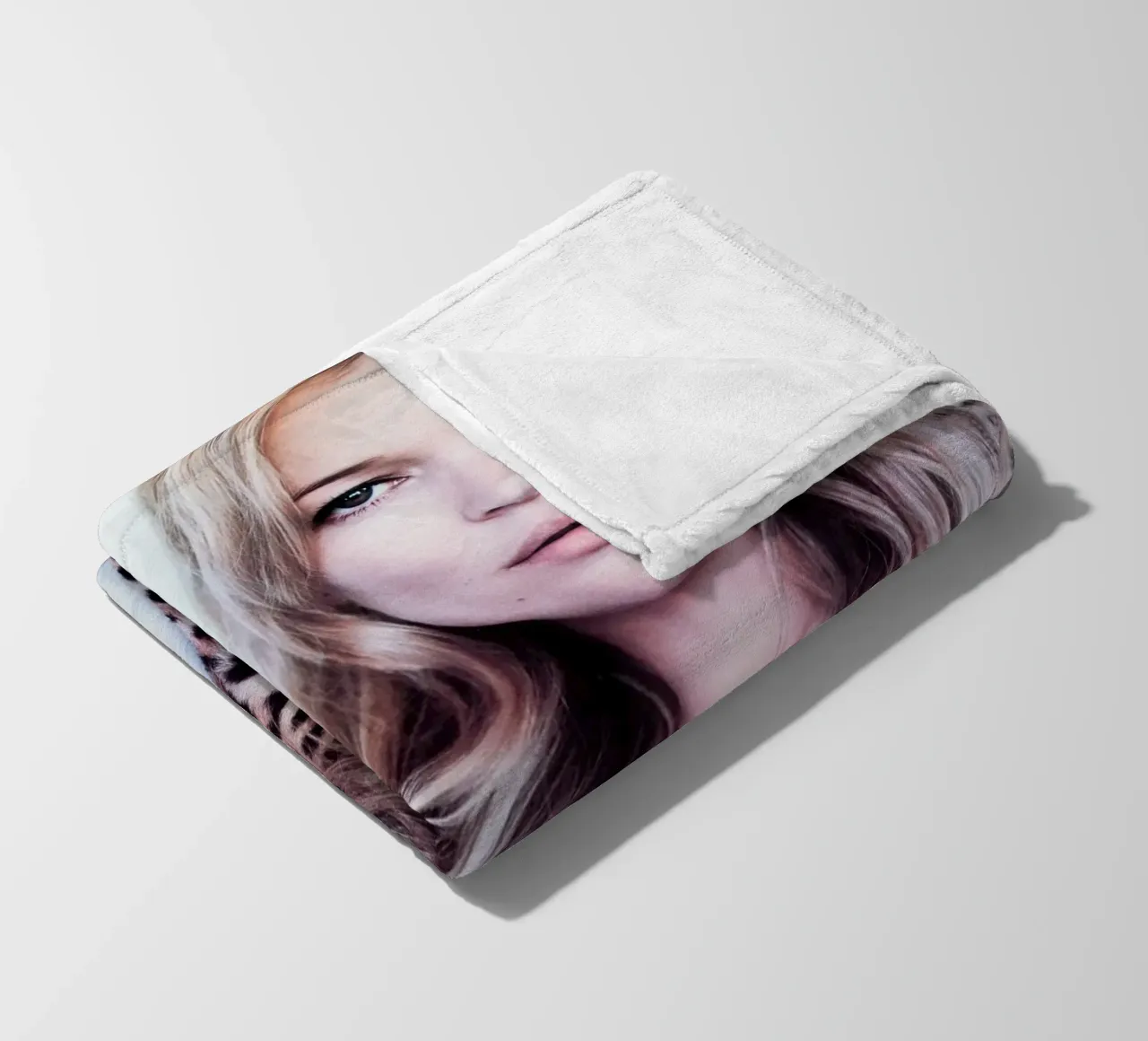 Kate Moss normalizzata coperta in pile da Mr.Alexandershop