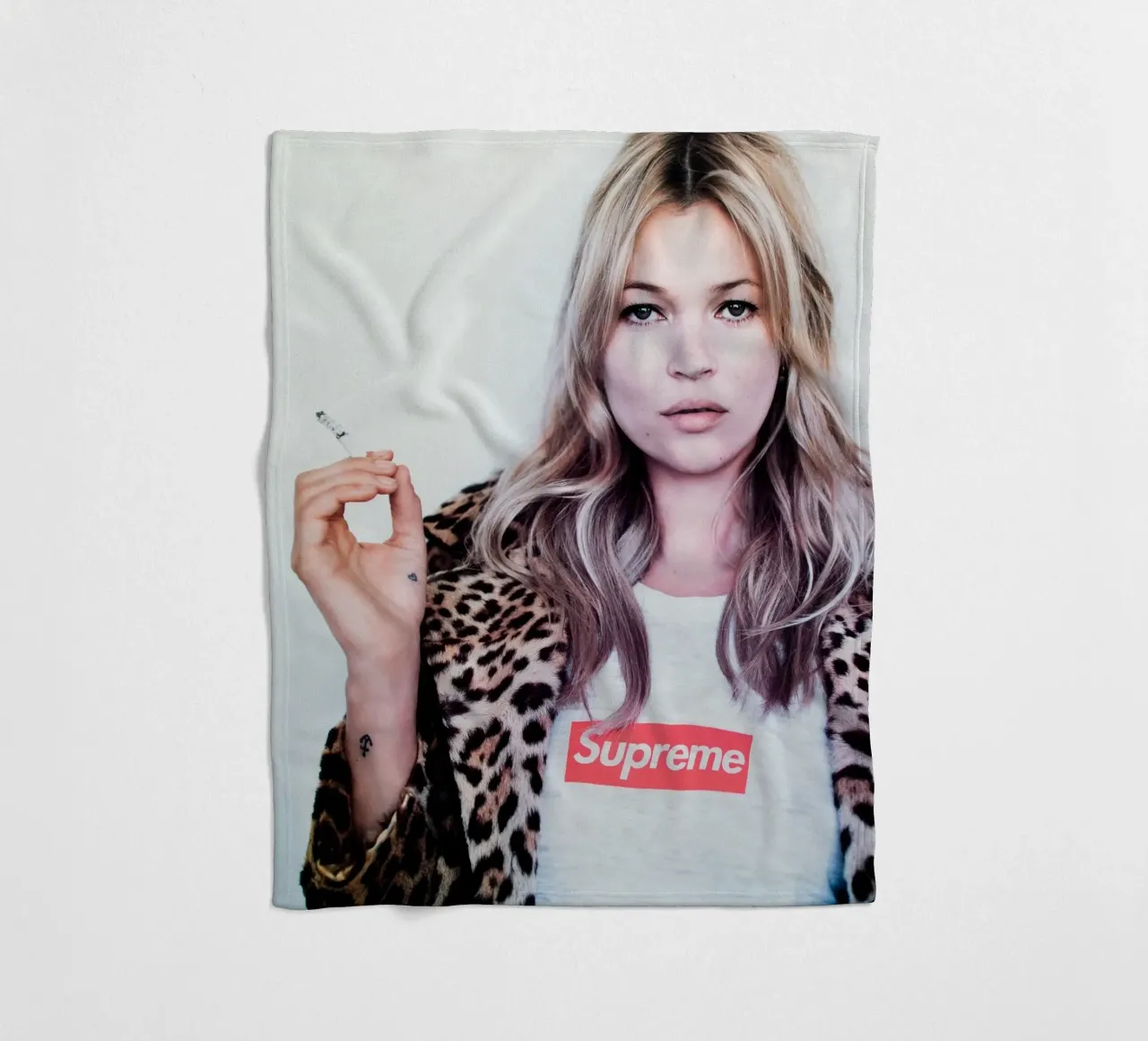 Kate Moss normalizzata coperta in pile da Mr.Alexandershop