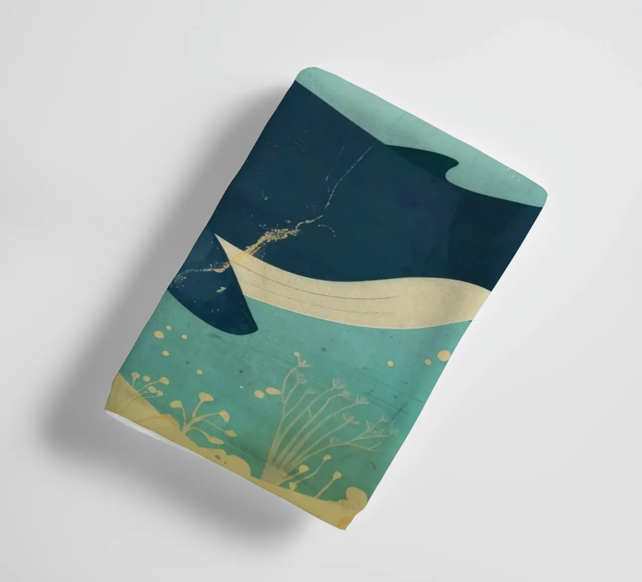 Ballena nadando graciosamente entre peces en un submarino toalla de baño de DesignDoodle