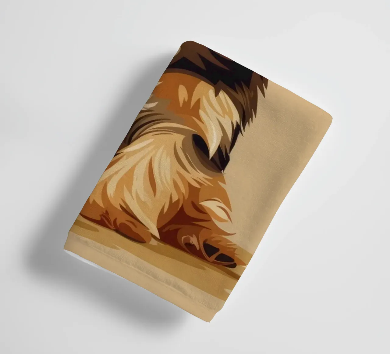 Petit chien mignon assis avec une expression enjouée dans un endroit confortable. serviette de bain de DesignDoodle