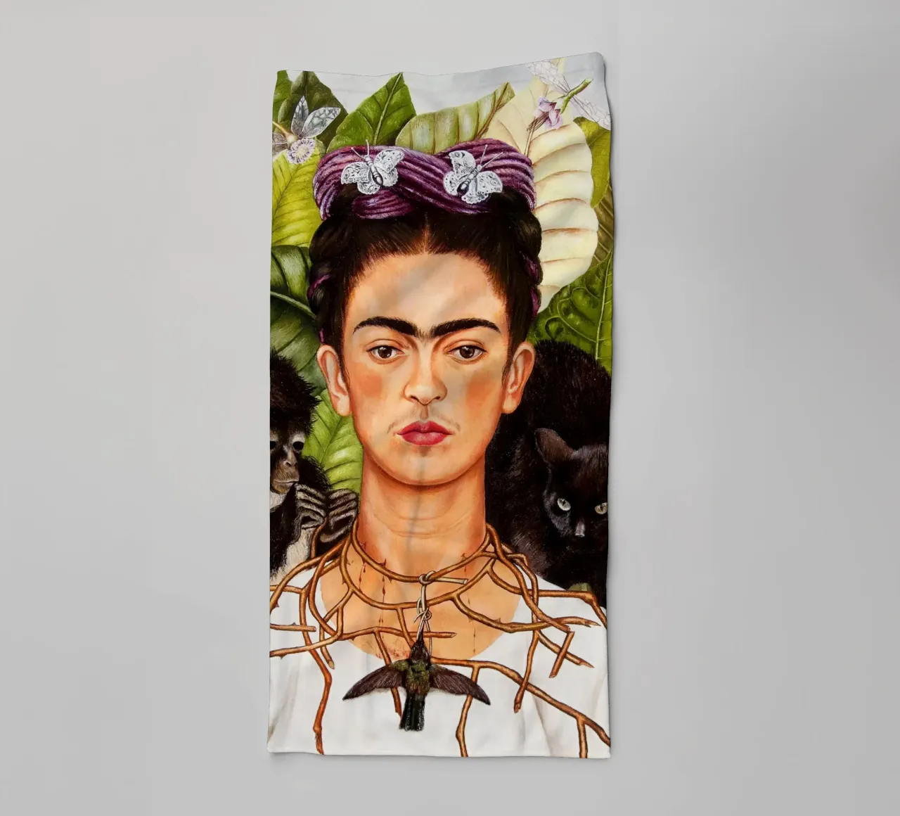 Frida Kahlo - Autorretrato con collar de espinas y colibrí toalla de baño de Mostly Pink