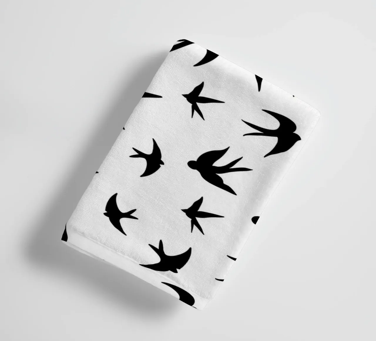 Zwaluwen vogels zwart silhouet op witte achtergrond badhanddoek van gulsengunel