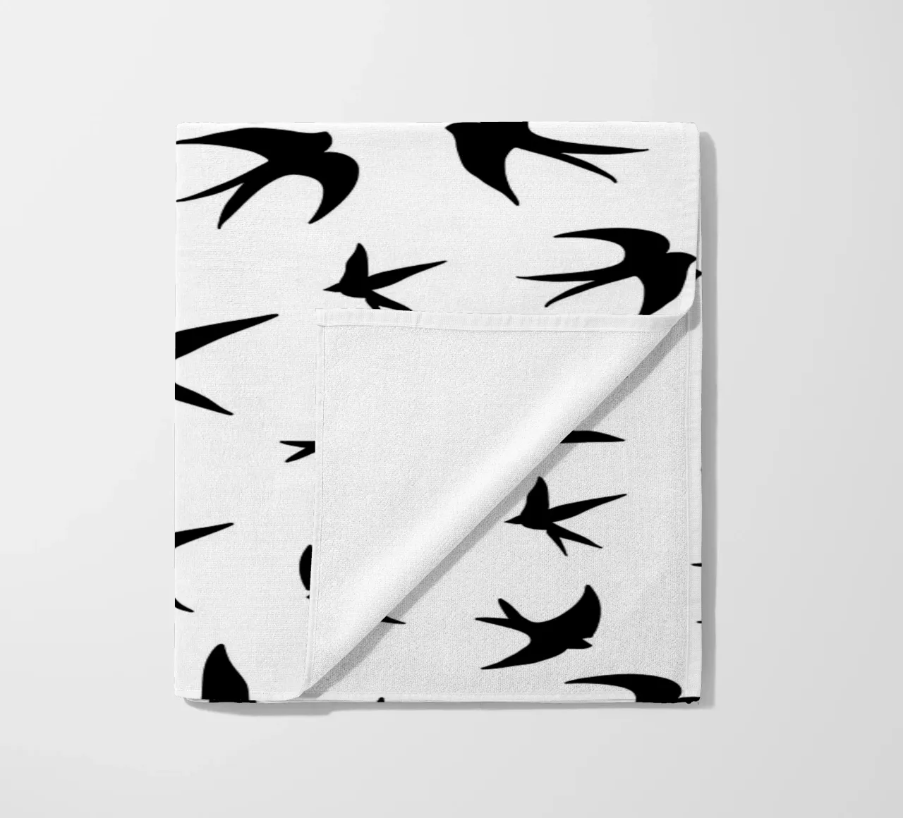 Zwaluwen vogels zwart silhouet op witte achtergrond strandhanddoek van gulsengunel