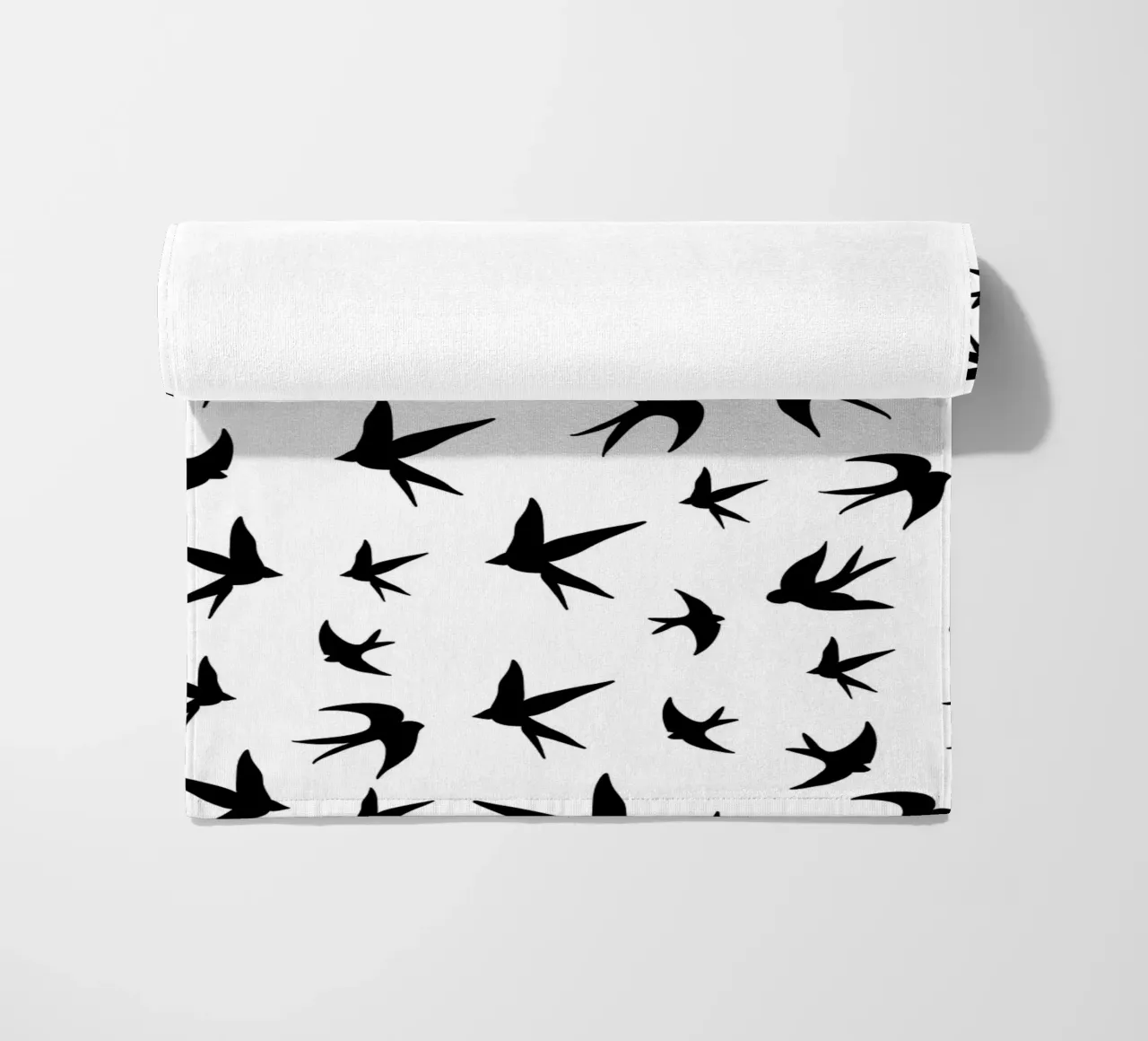 Zwaluwen vogels zwart silhouet op witte achtergrond strandhanddoek van gulsengunel