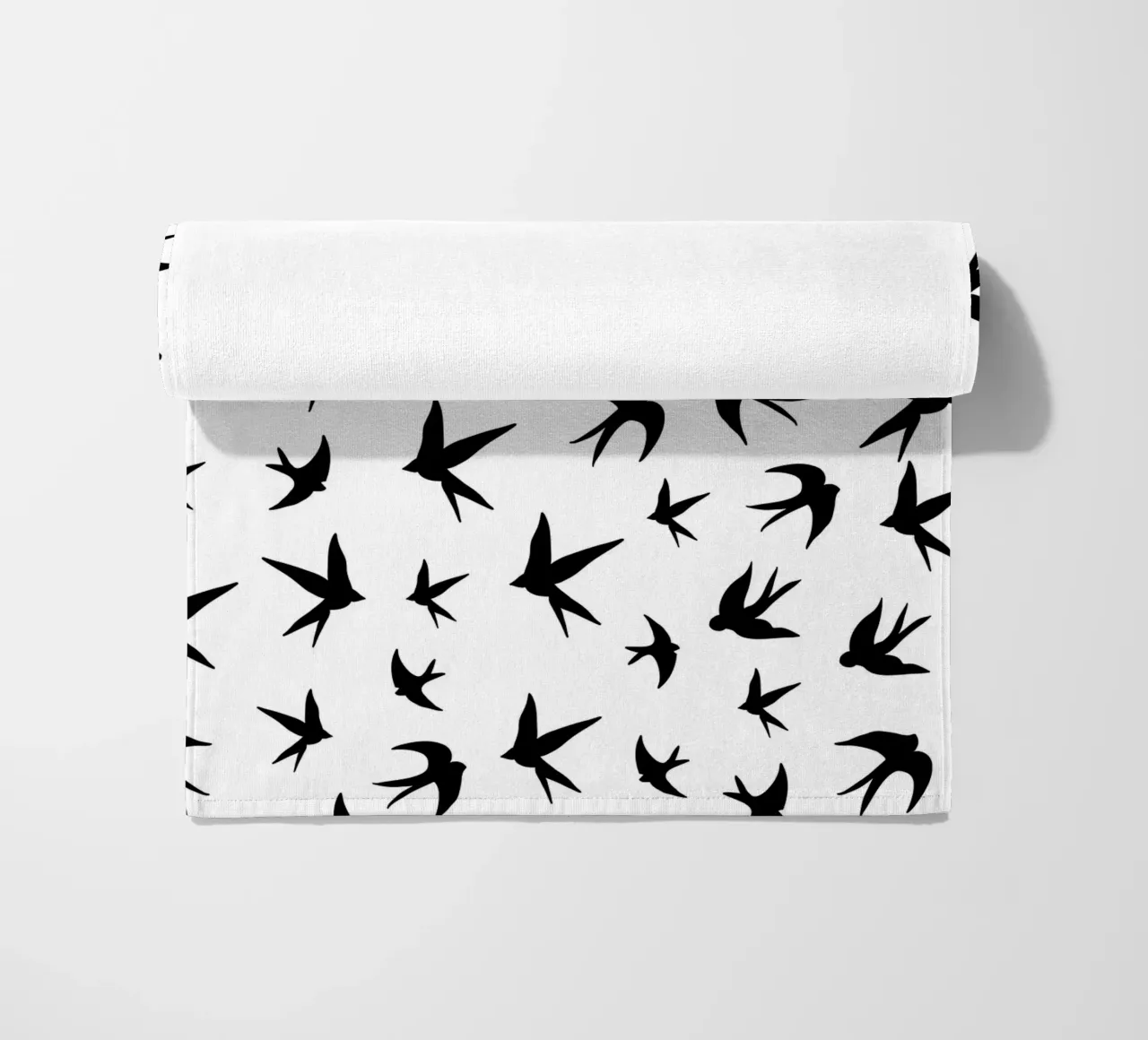 Zwaluwen vogels zwart silhouet op witte achtergrond strandhanddoek van gulsengunel