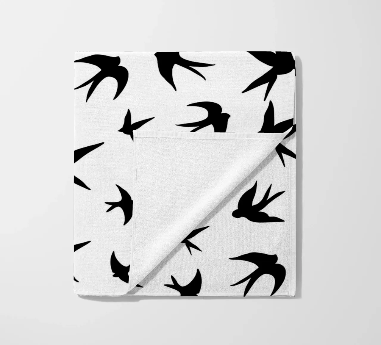 Zwaluwen vogels zwart silhouet op witte achtergrond strandhanddoek van gulsengunel