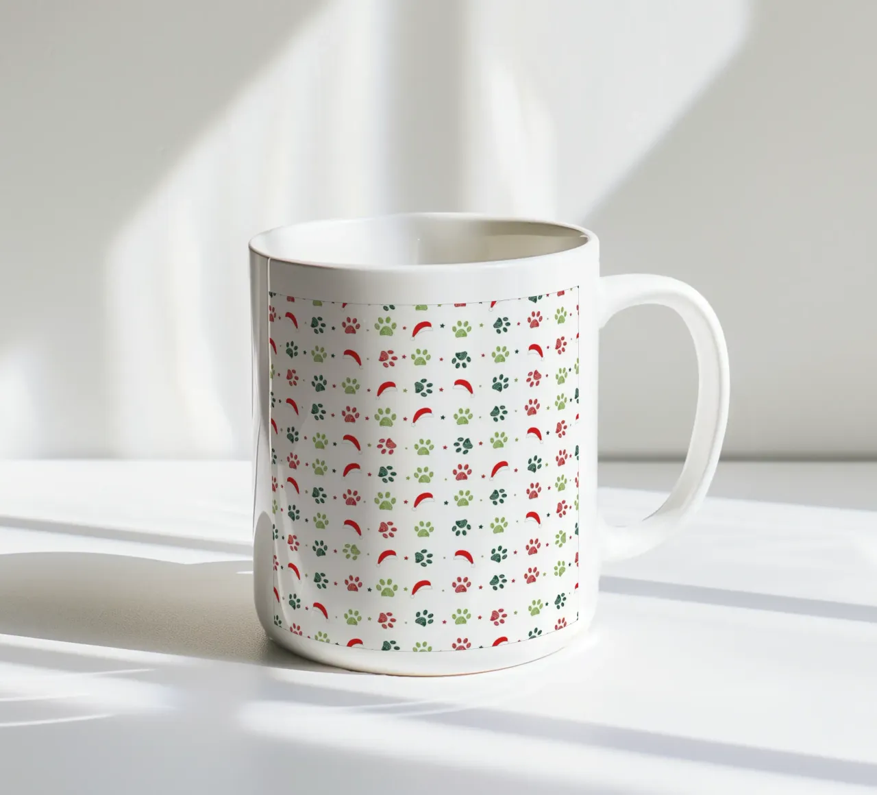 Design scandi verde, zampe rosse con cappelli di Babbo Natale tazza in ceramica da gulsengunel