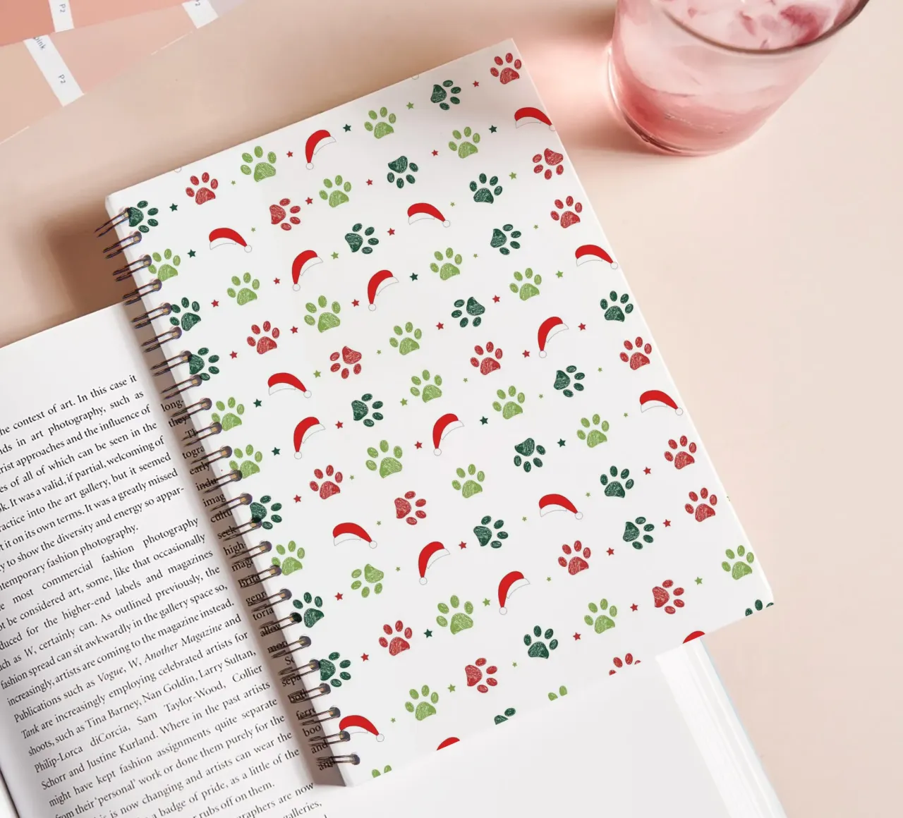 Design scandi verde, zampe rosse con cappelli di Babbo Natale diario ad anelli da gulsengunel