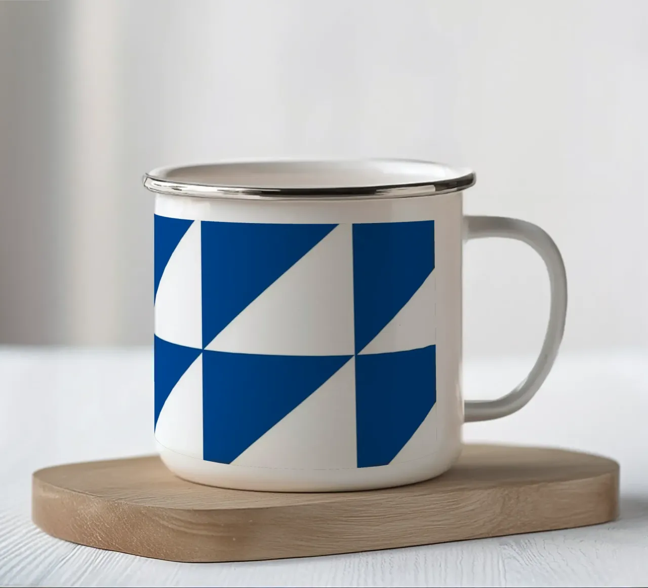 Triangoli blu - Poster geometrico Bauhaus tazza in smalto da Studio Vibe