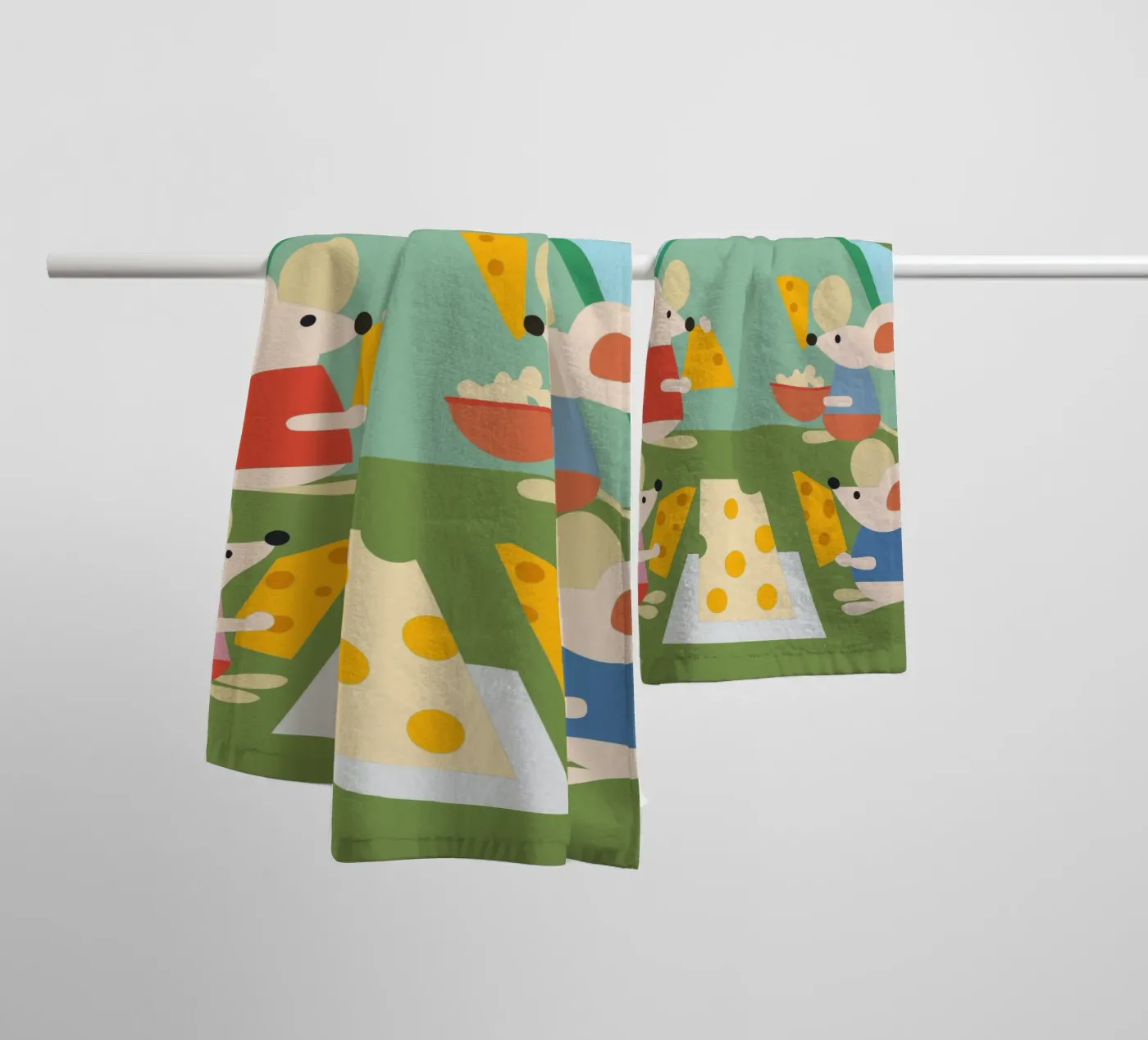 Mouse Eats Cheese Handtuch von CUTE ANIMALS