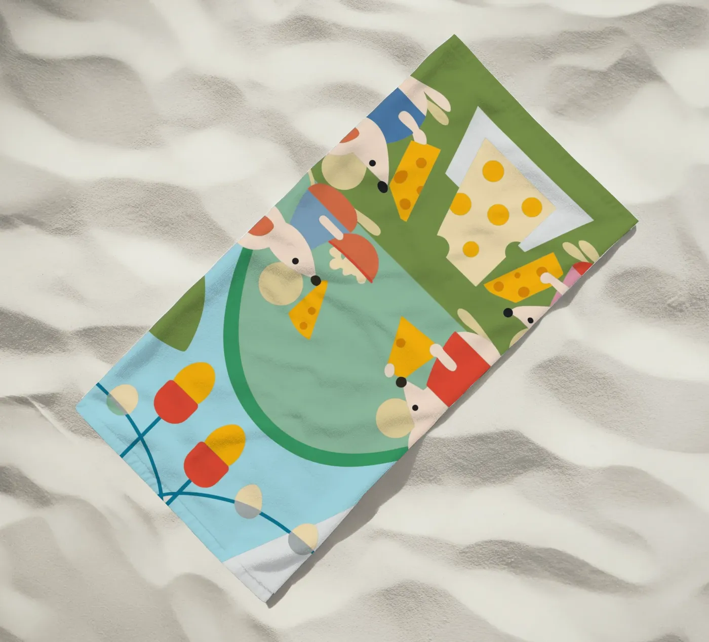 Muis eet kaas strandhanddoek van CUTE ANIMALS