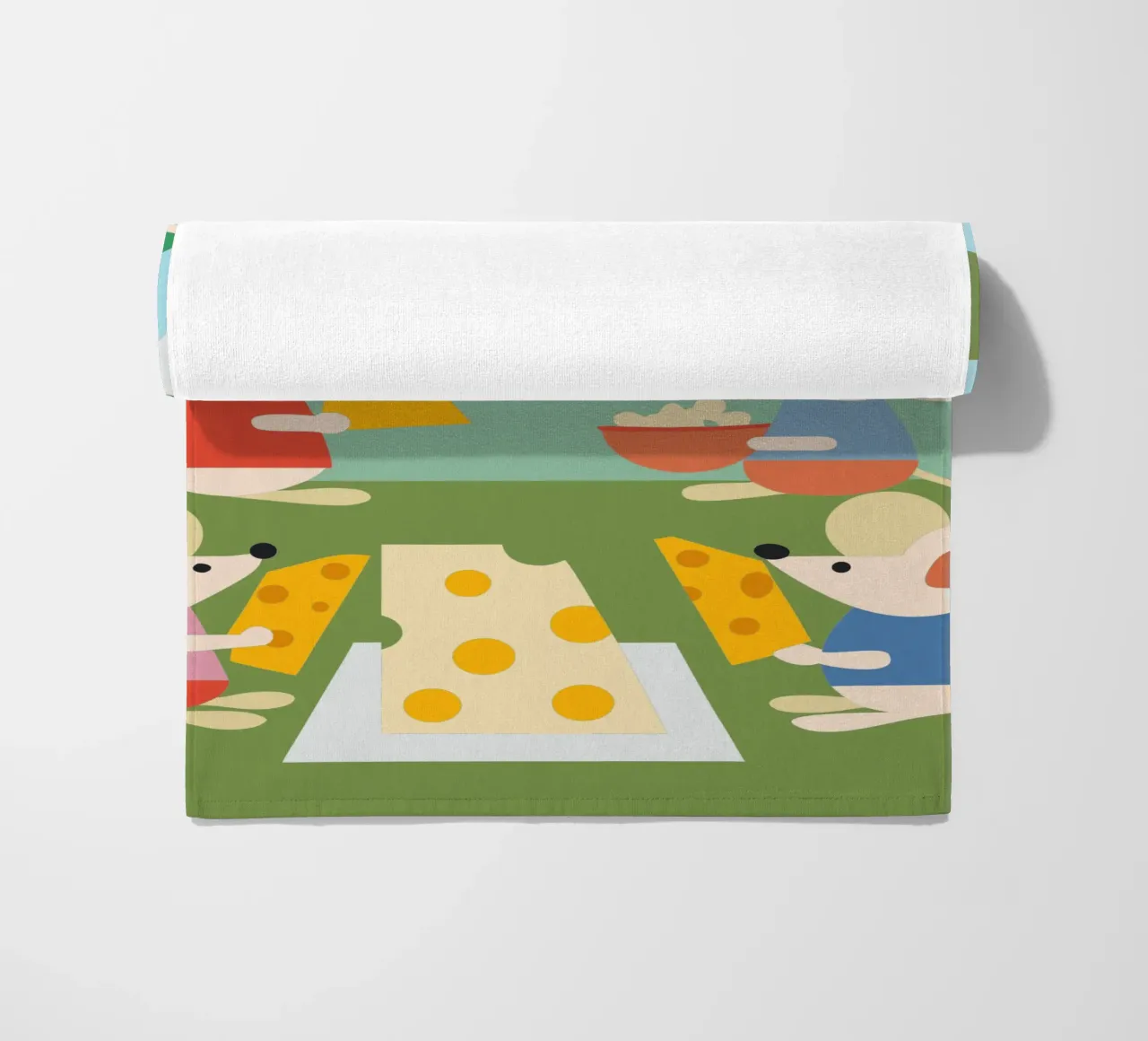 Muis eet kaas strandhanddoek van CUTE ANIMALS