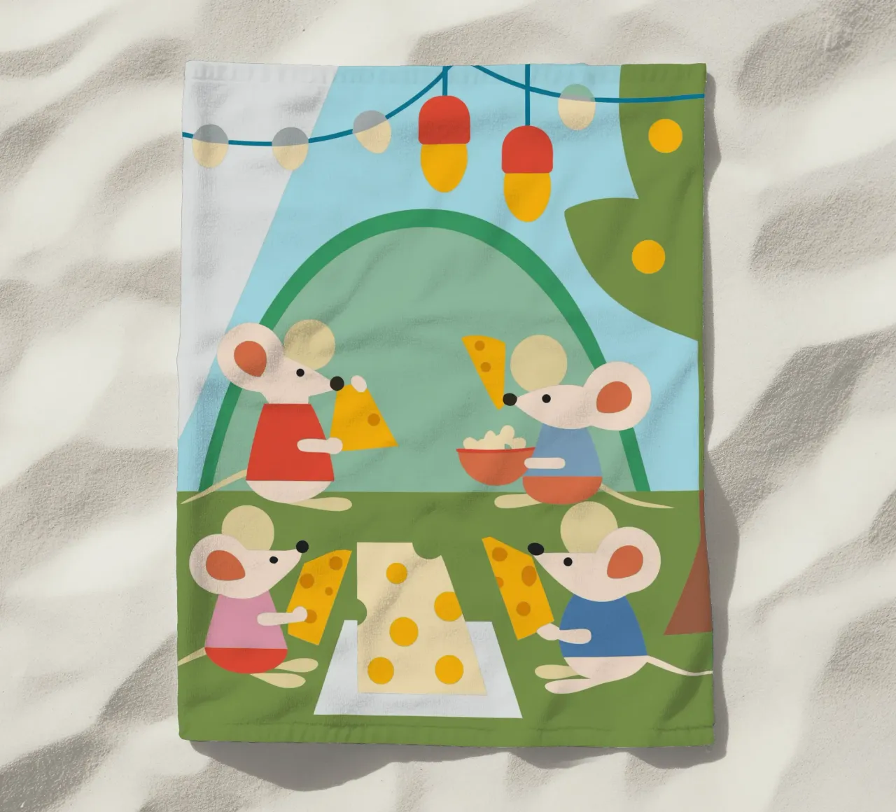 Muis eet kaas strandhanddoek van CUTE ANIMALS