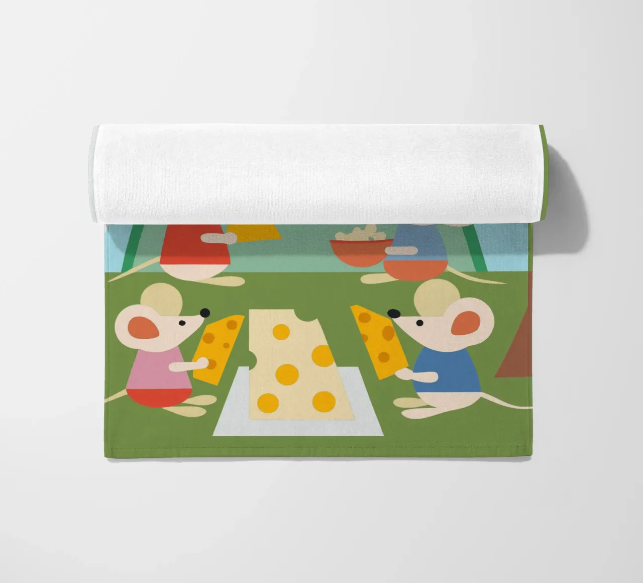 Muis eet kaas strandhanddoek van CUTE ANIMALS
