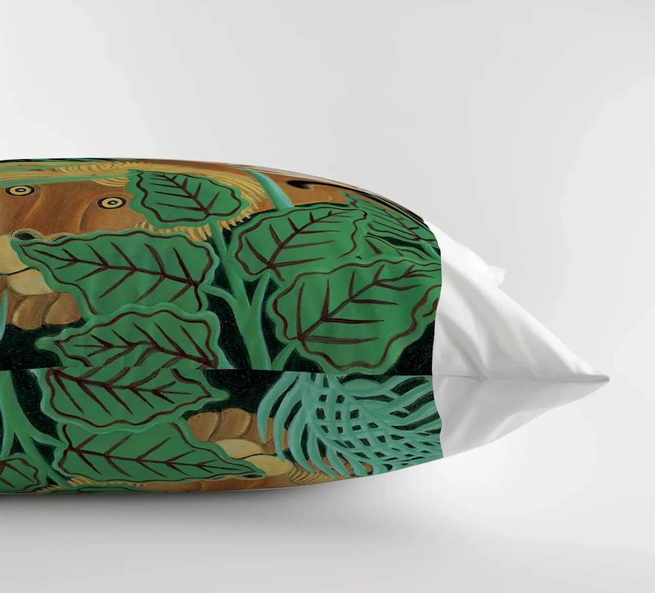 männlicher Löwe lauernd Kissen von taylor shop