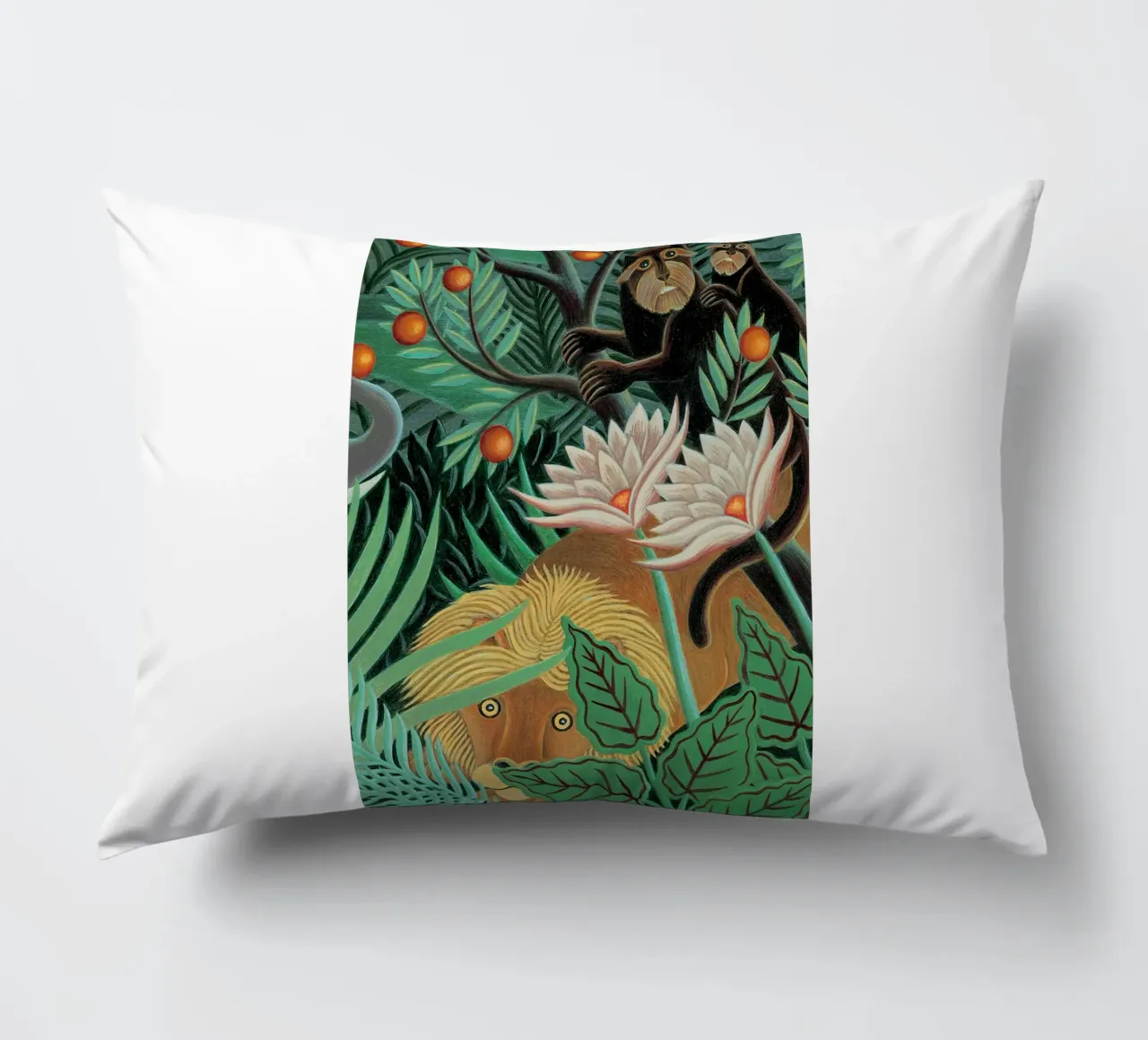 männlicher Löwe lauernd Kissen von taylor shop