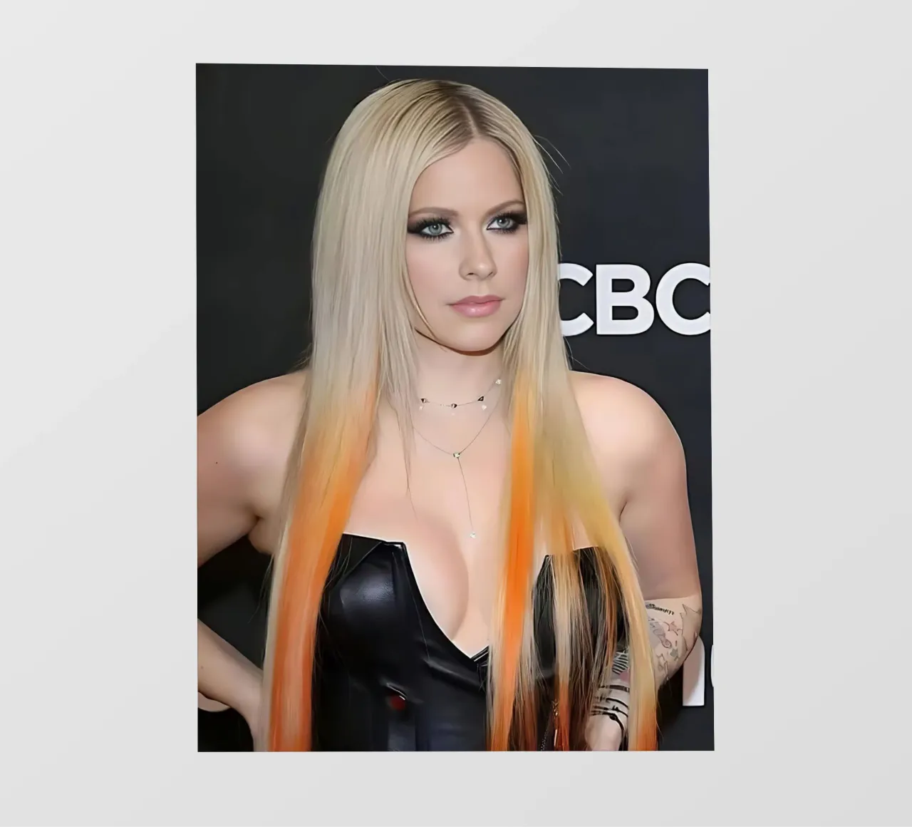 Avril Lavigne telo in pvc da Musadad Shop