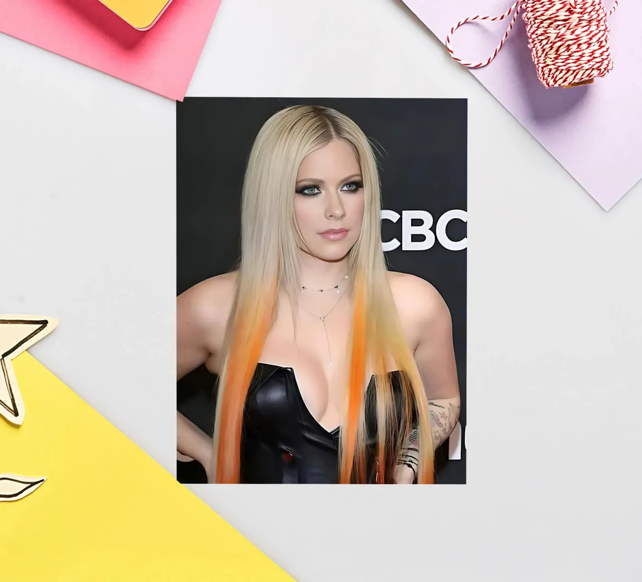 Avril Lavigne adesivo da Musadad Shop