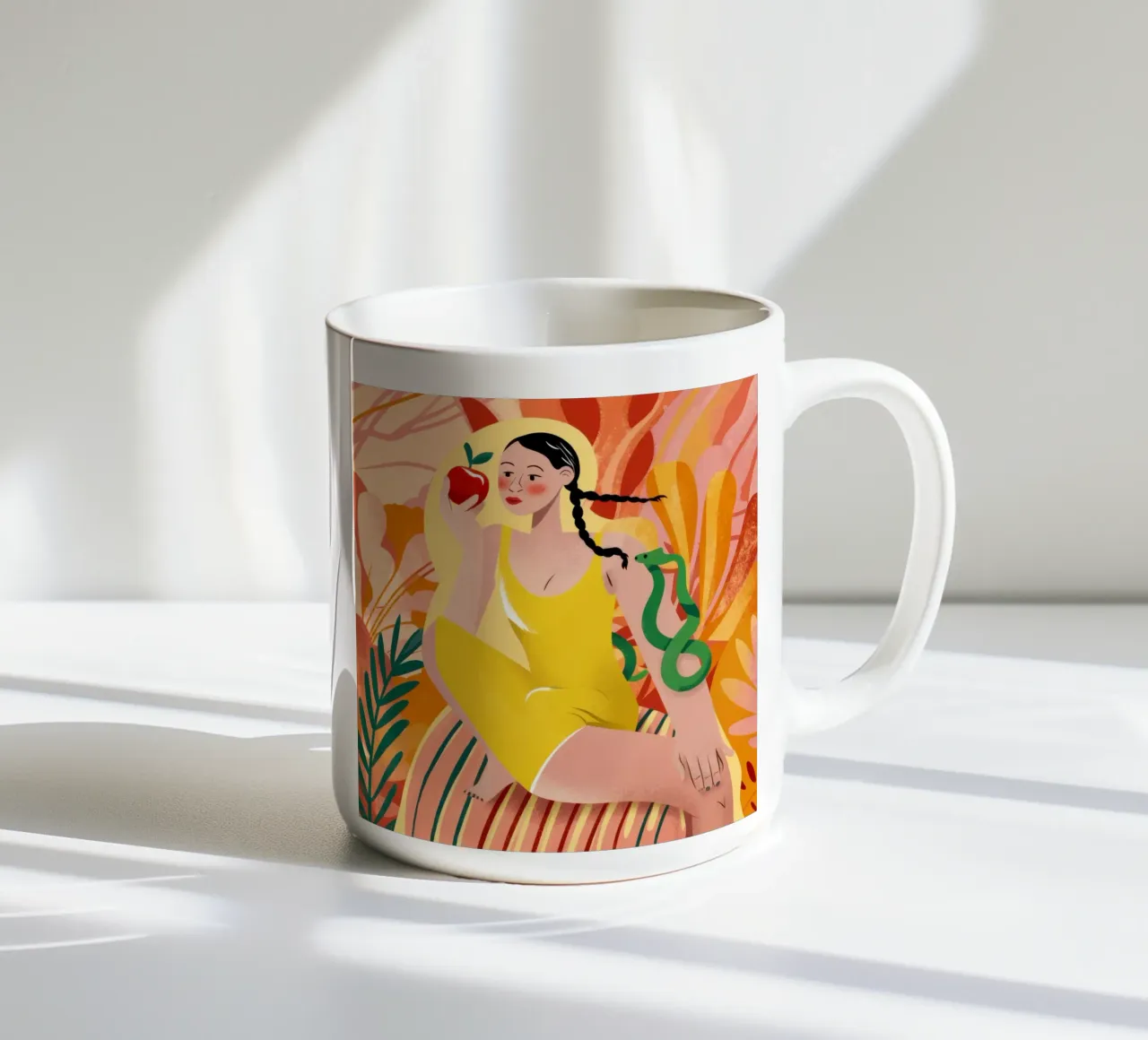 Donna con serpente estivo tazza in ceramica da Veil Maya