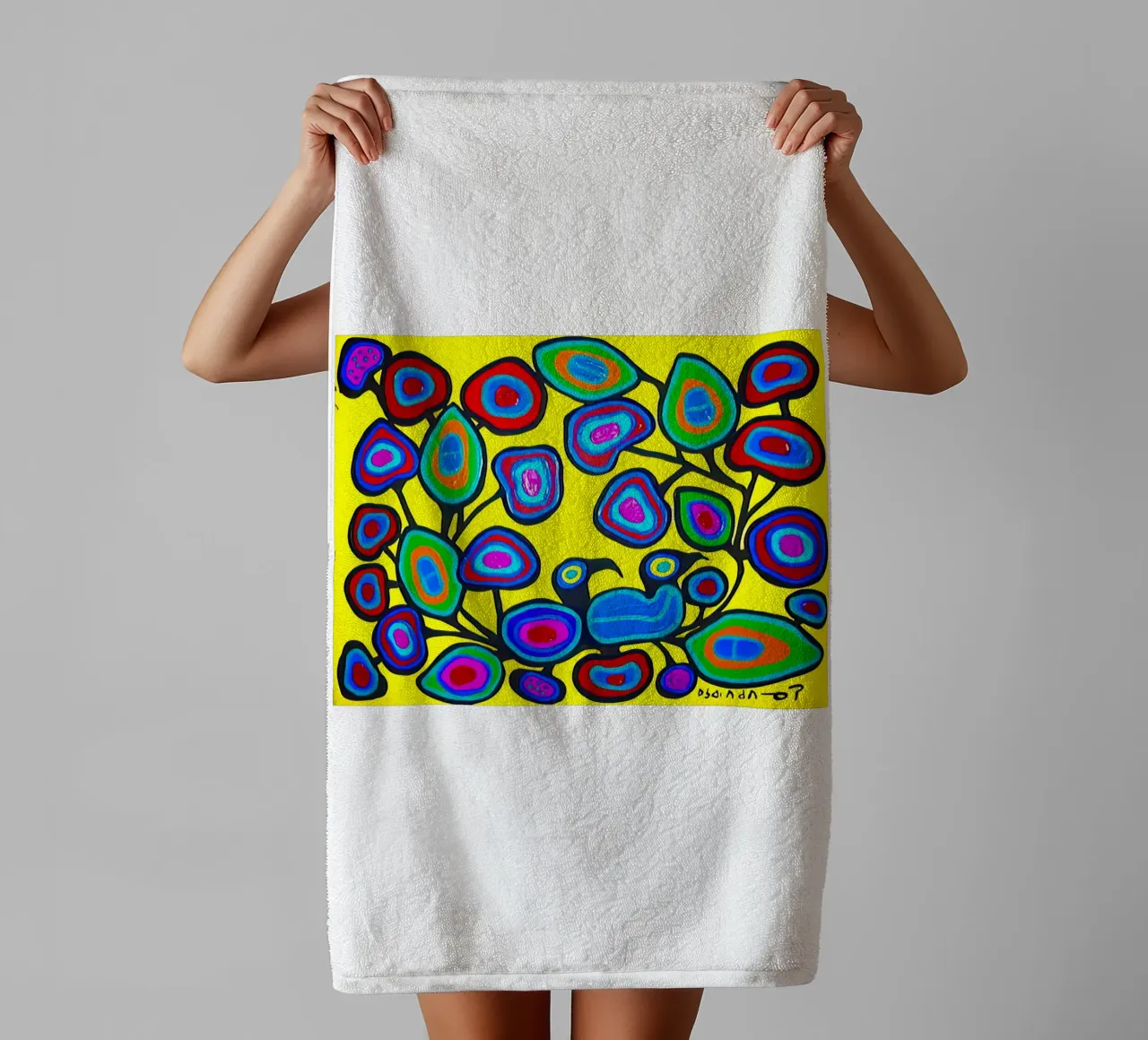 Floreale su giallo asciugamano da bagno da ARTMAIACREATION