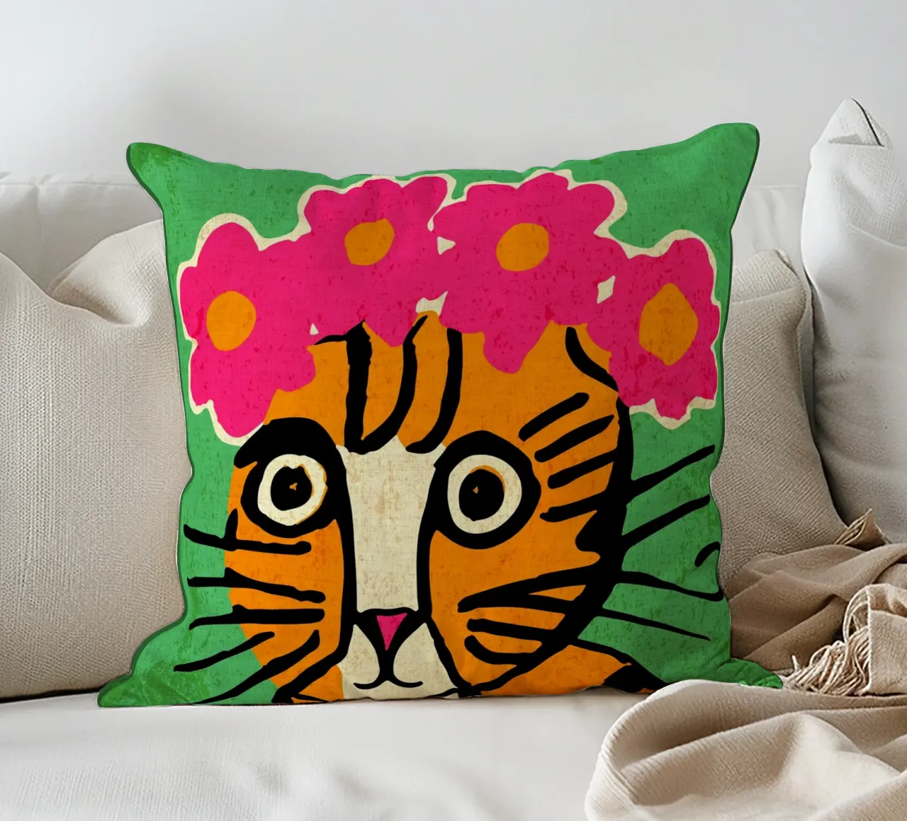 Gatto con corona di fiori cuscino da Drew Studio