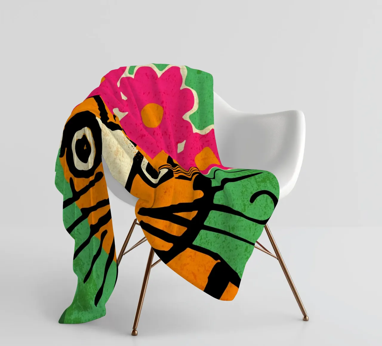 Gatto con corona di fiori coperta in pile da Drew Studio