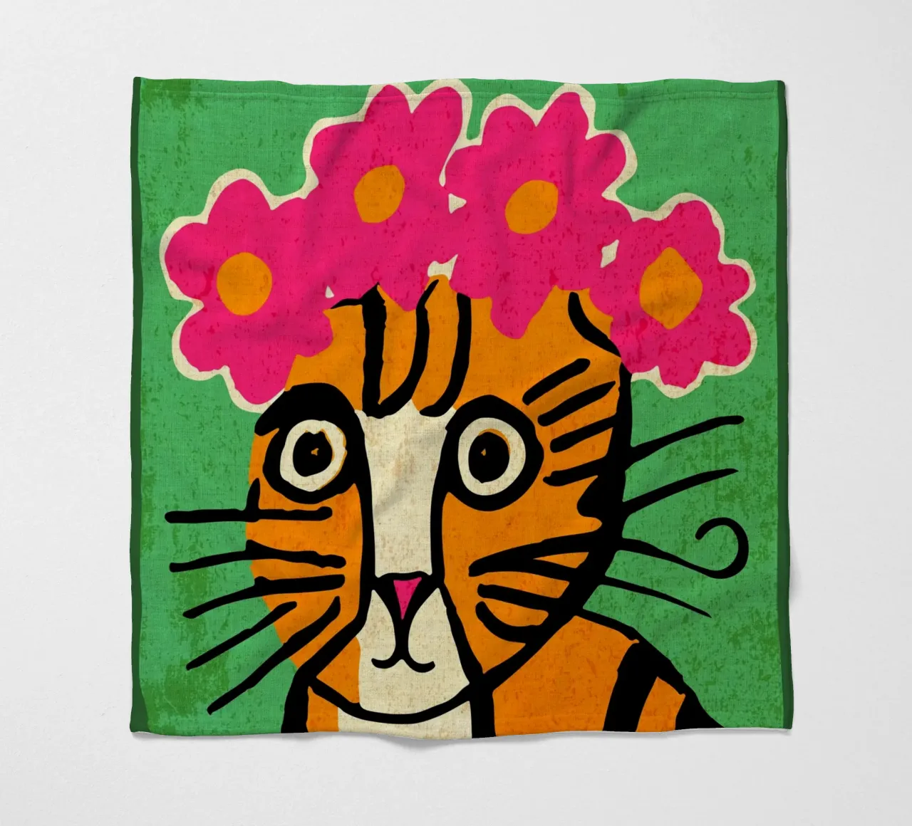 Gatto con corona di fiori coperta in pile da Drew Studio