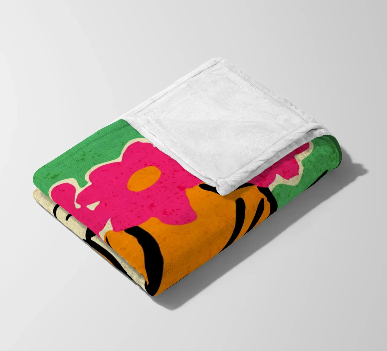 Gatto con corona di fiori coperta in pile da Drew Studio