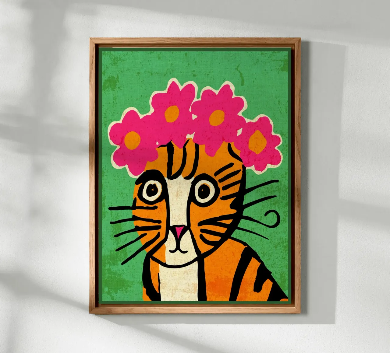 Gatto con corona di fiori alluminio dibond da Drew Studio