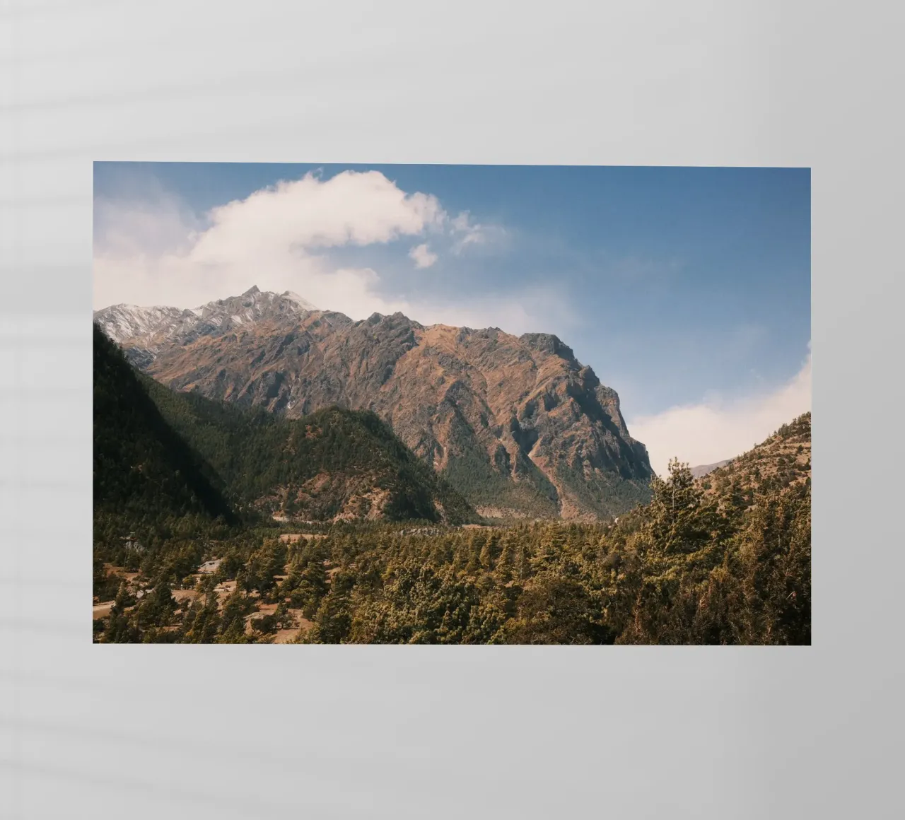 Majestic Silence – The Himalayas Unseen pellicola backlit da FujiPrints
