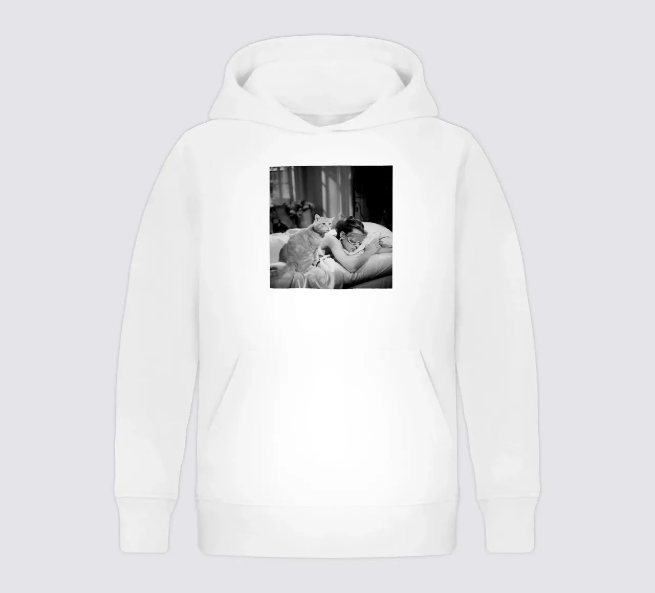 Audrey dorme con un animale felpa bambino con cappuccio da glover studio