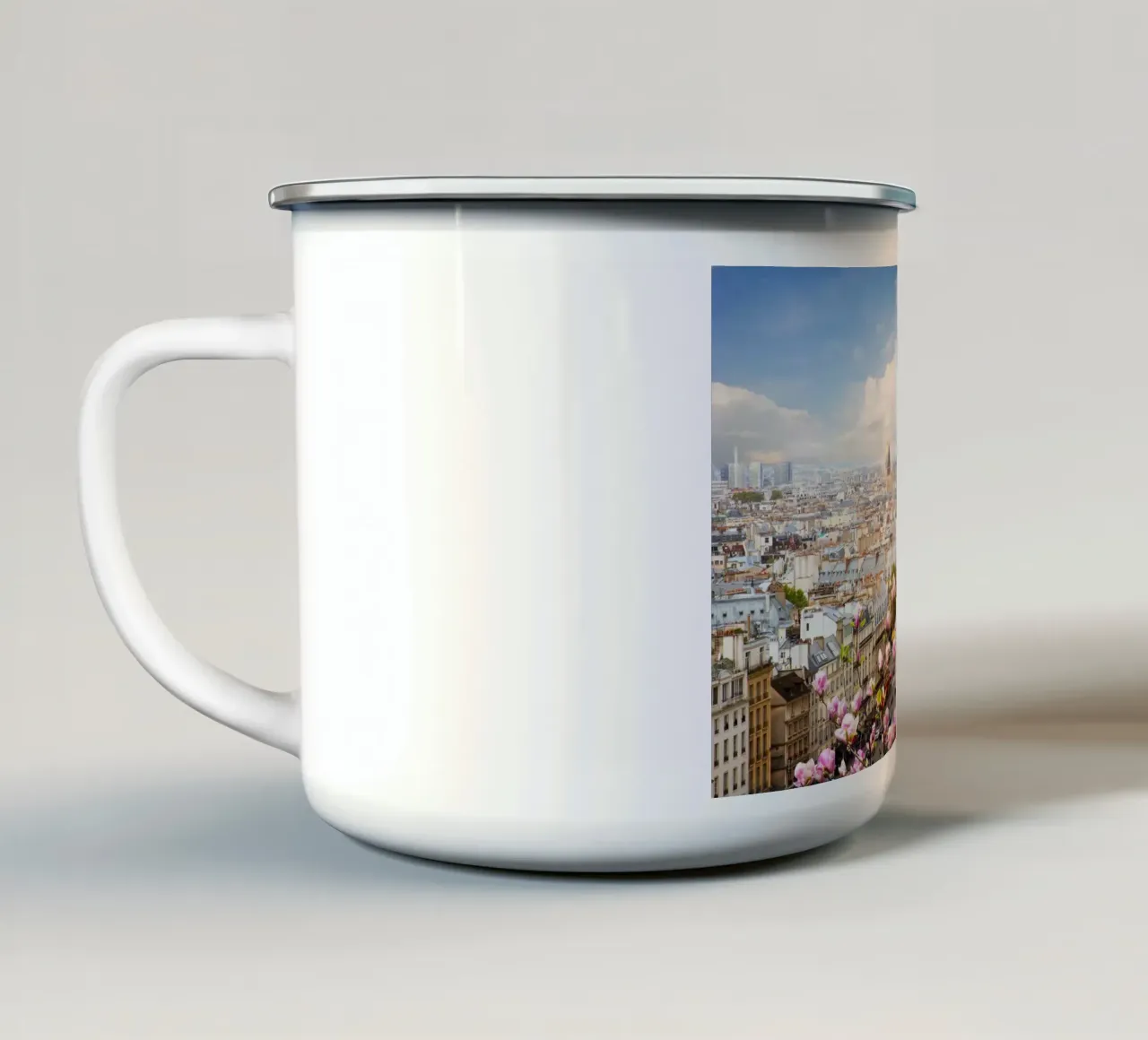 Fiori di primavera con la Torre Eiffel, Parigi, Francia tazza in smalto da Wanderlust Vibes