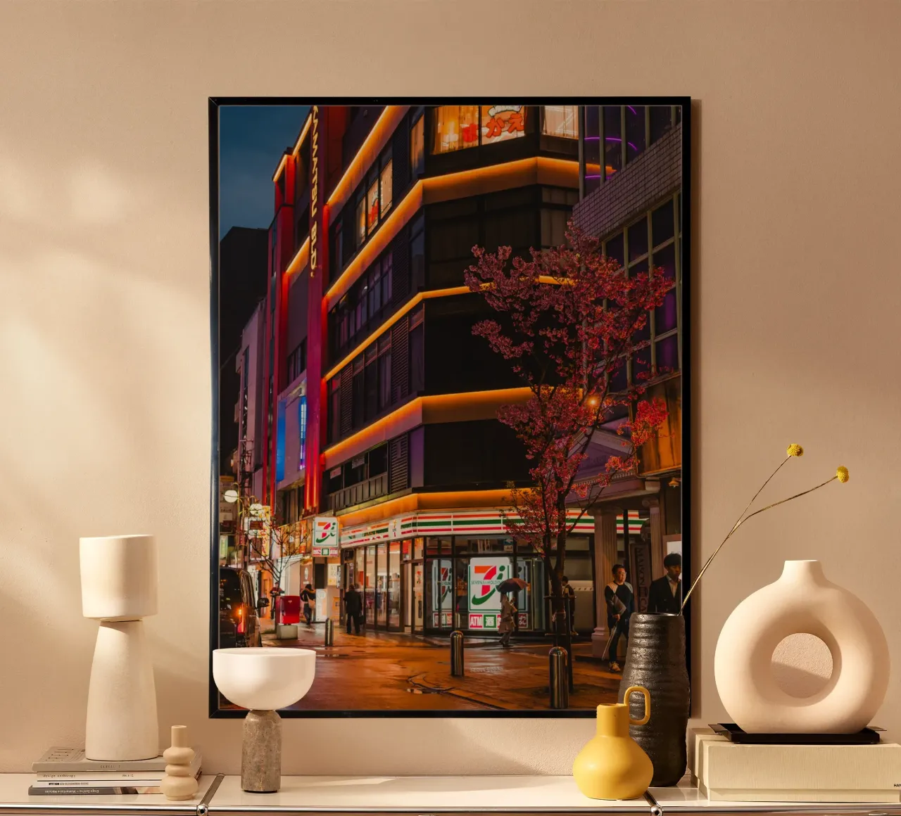 Ciliegio urbano di notte - Fukuoka, Giappone poster con telaio in alluminio da Marcel Bisig