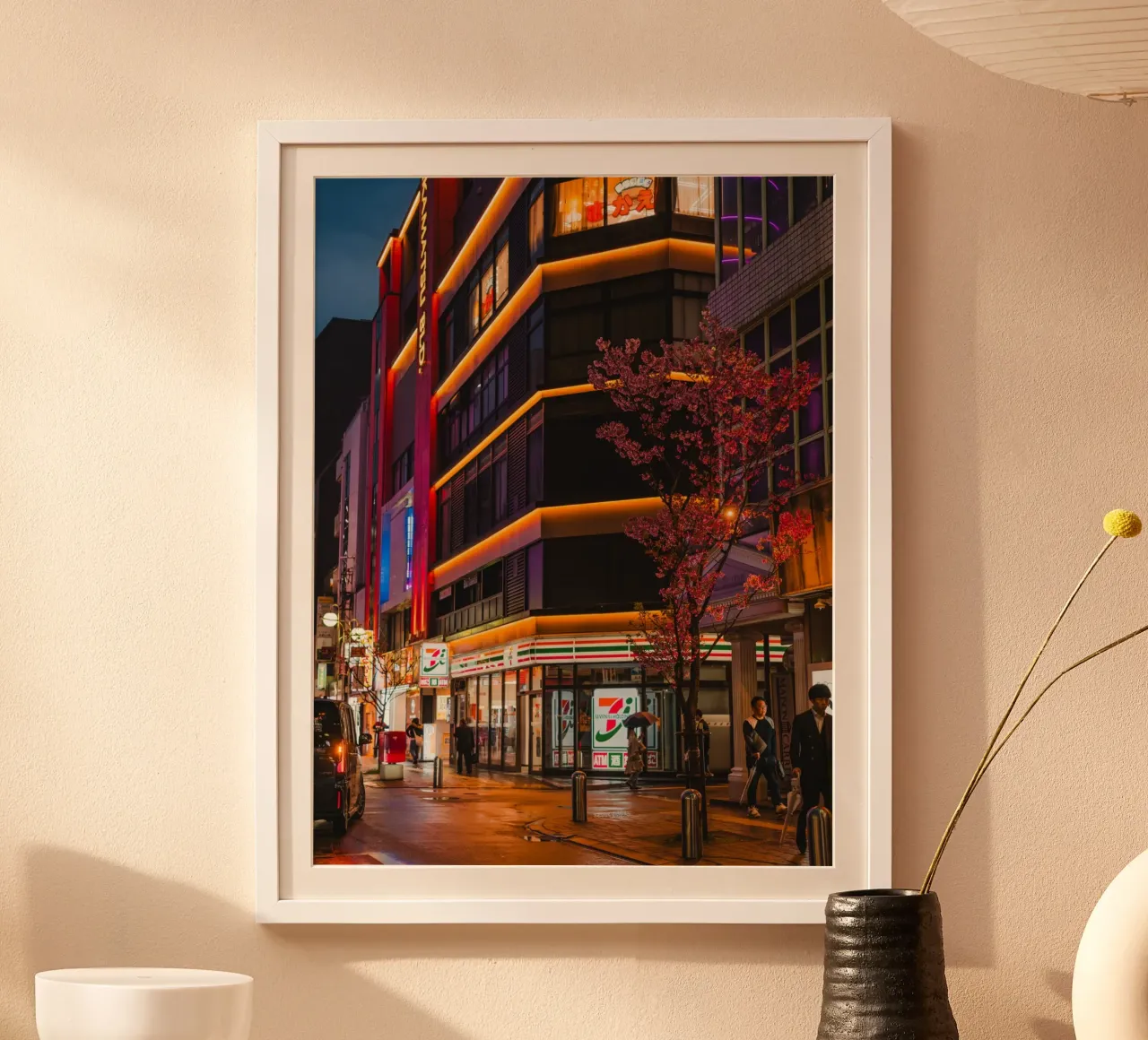 Ciliegio urbano di notte - Fukuoka, Giappone poster con telaio in alluminio da Marcel Bisig