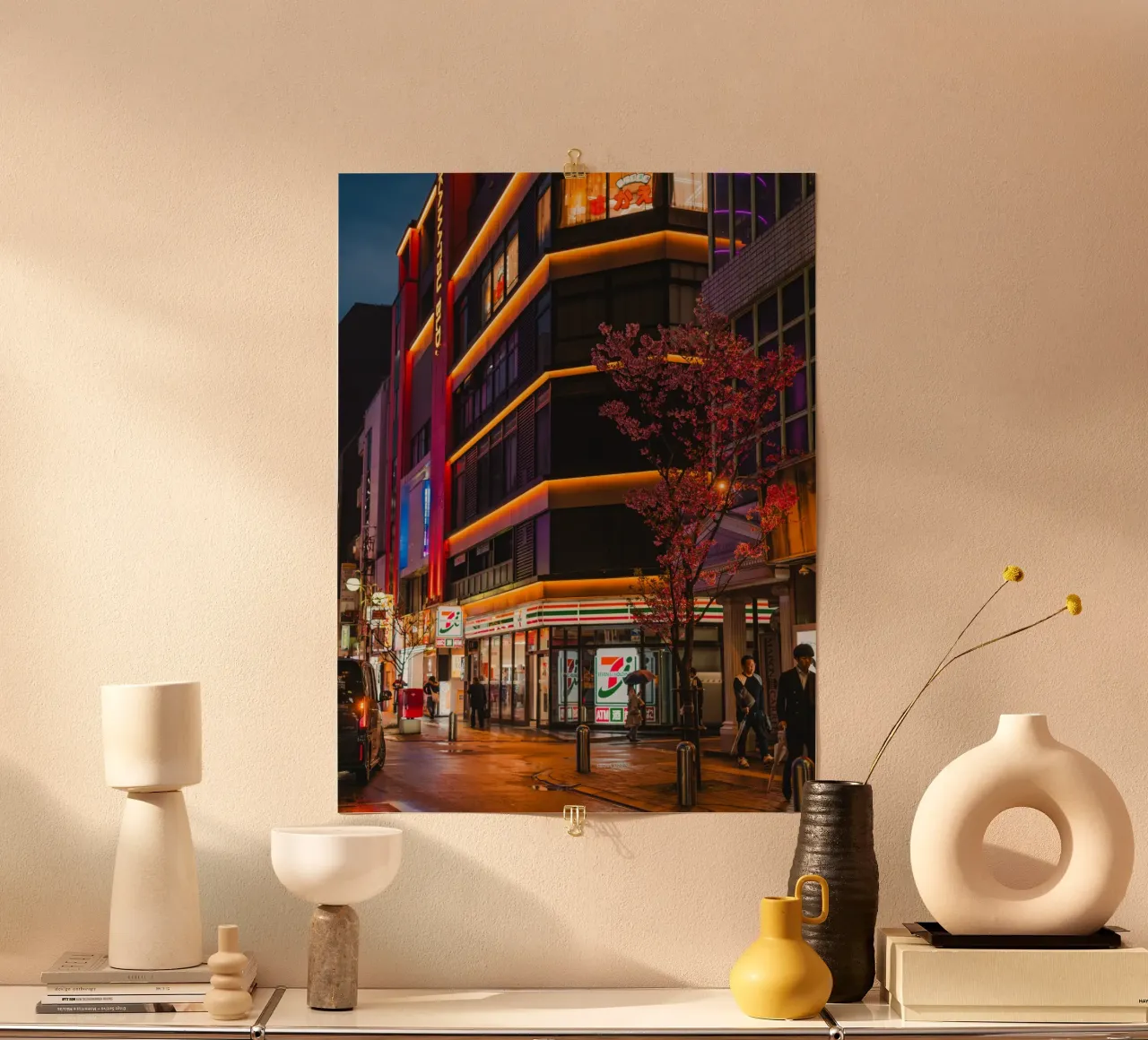 Ciliegio urbano di notte - Fukuoka, Giappone poster con telaio in alluminio da Marcel Bisig
